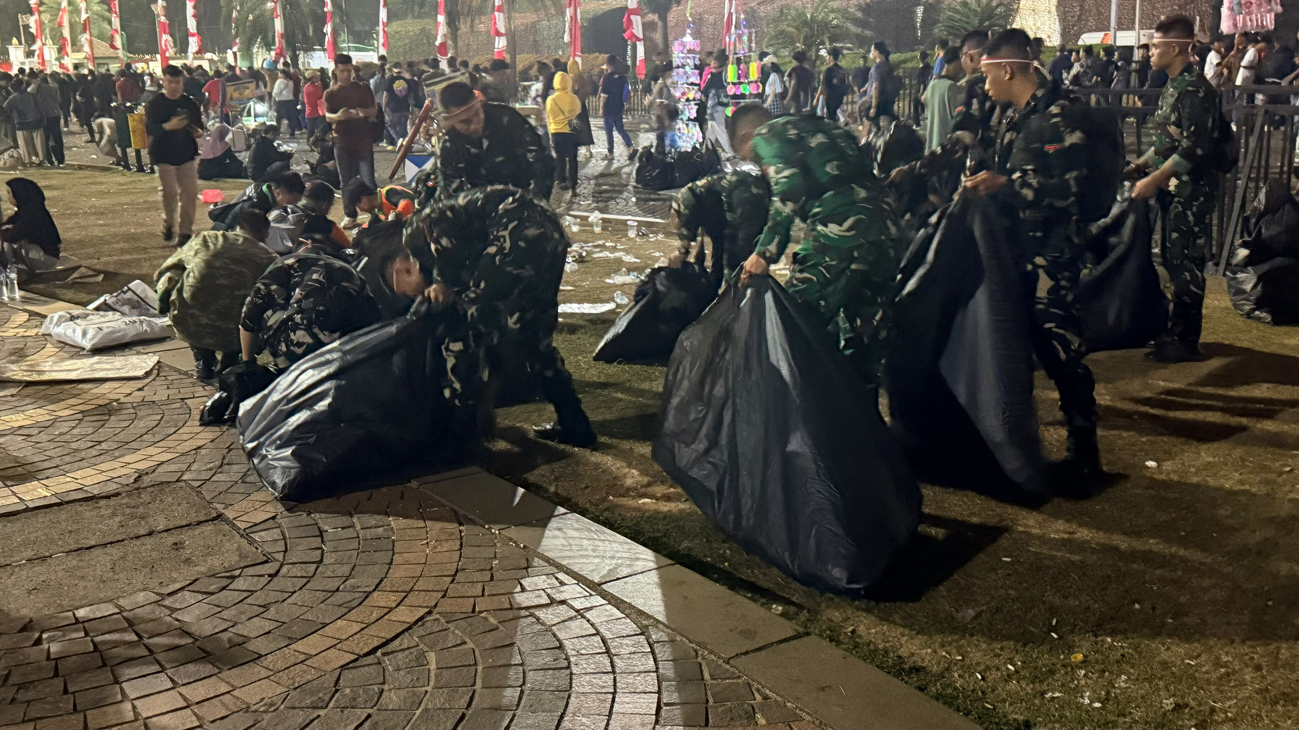 Tak Hanya Amankan HUT RI ke-81, Prajurit Kodam Jaya Bersihkan Kawasan Monas