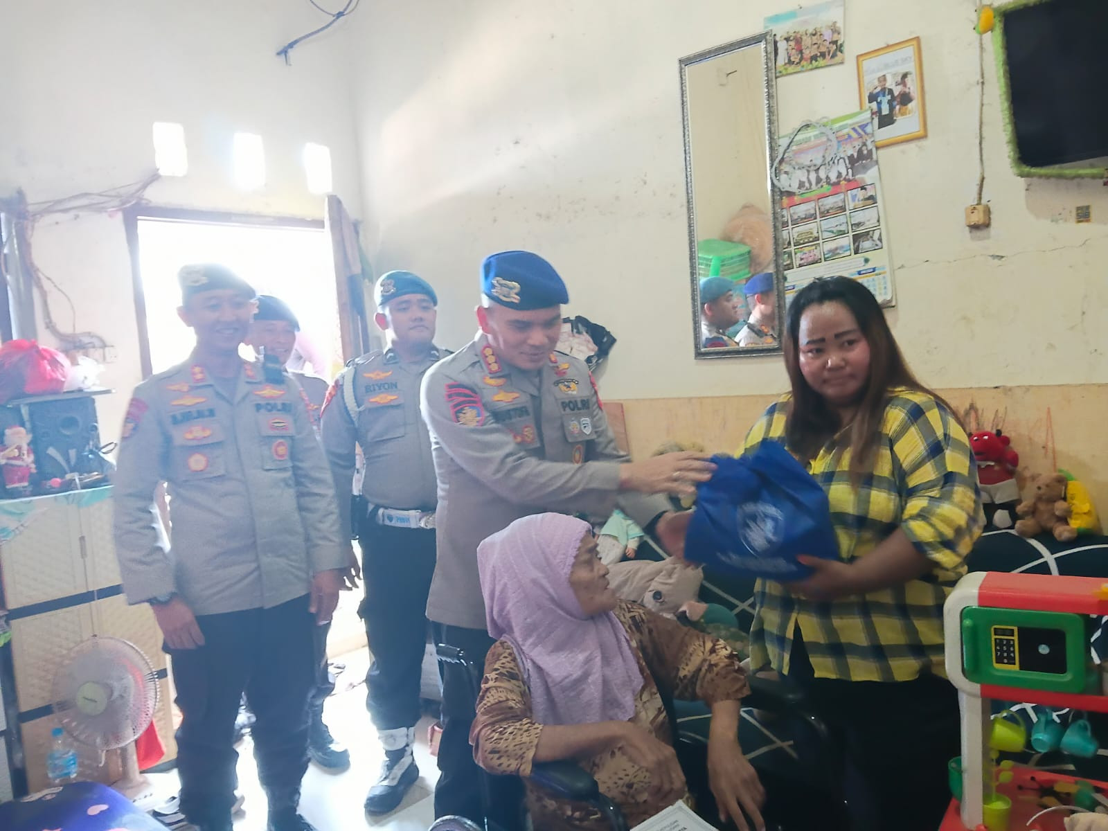 Ditpolairud Polda Metro Jaya Berikan Kursi Roda untuk Warga Pesisir Muara Angke