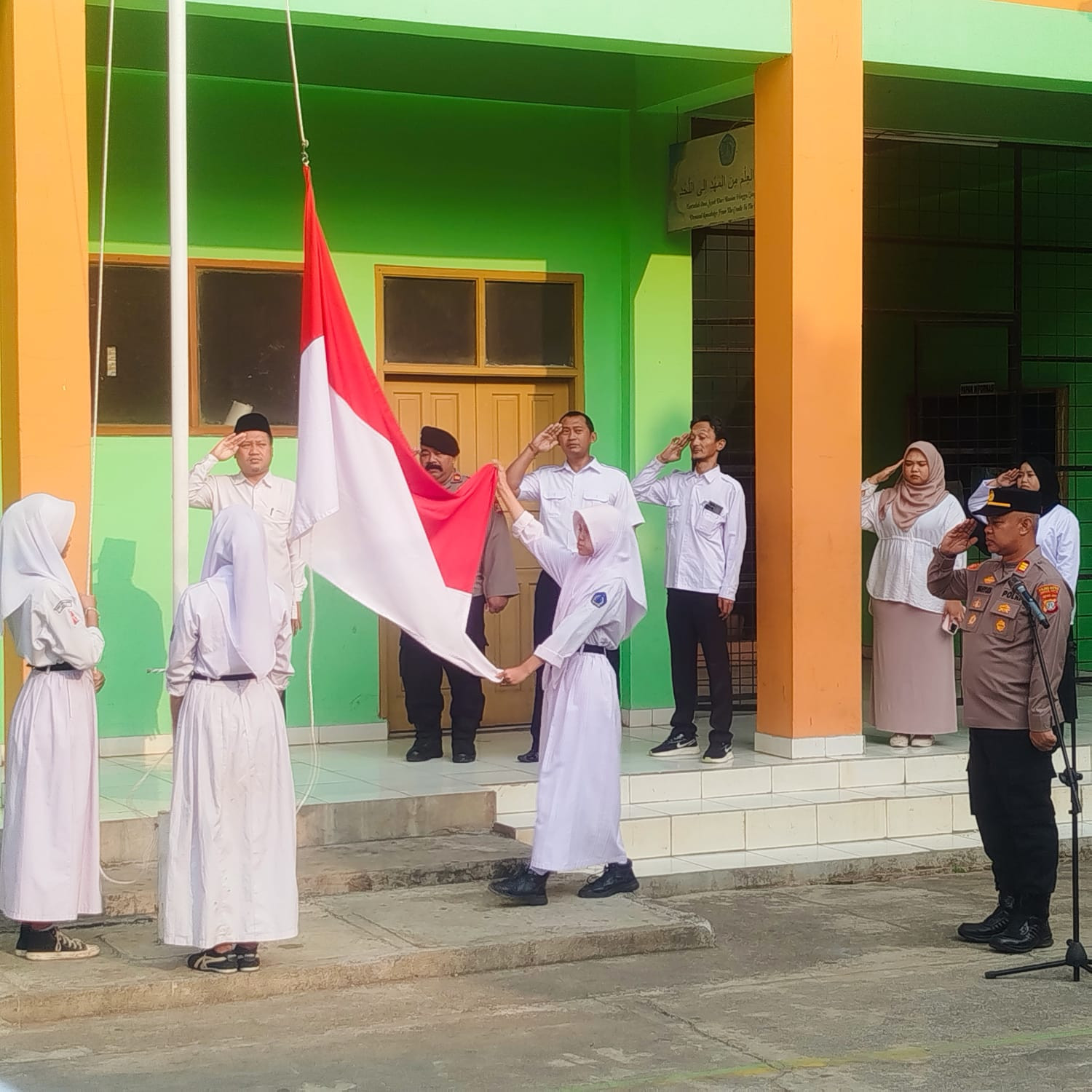 Jaga Pelajar di SMKS Abdi Karya Bekasi, Kapolsek Pondok Gede Tegaskan Maklumat Kapolres