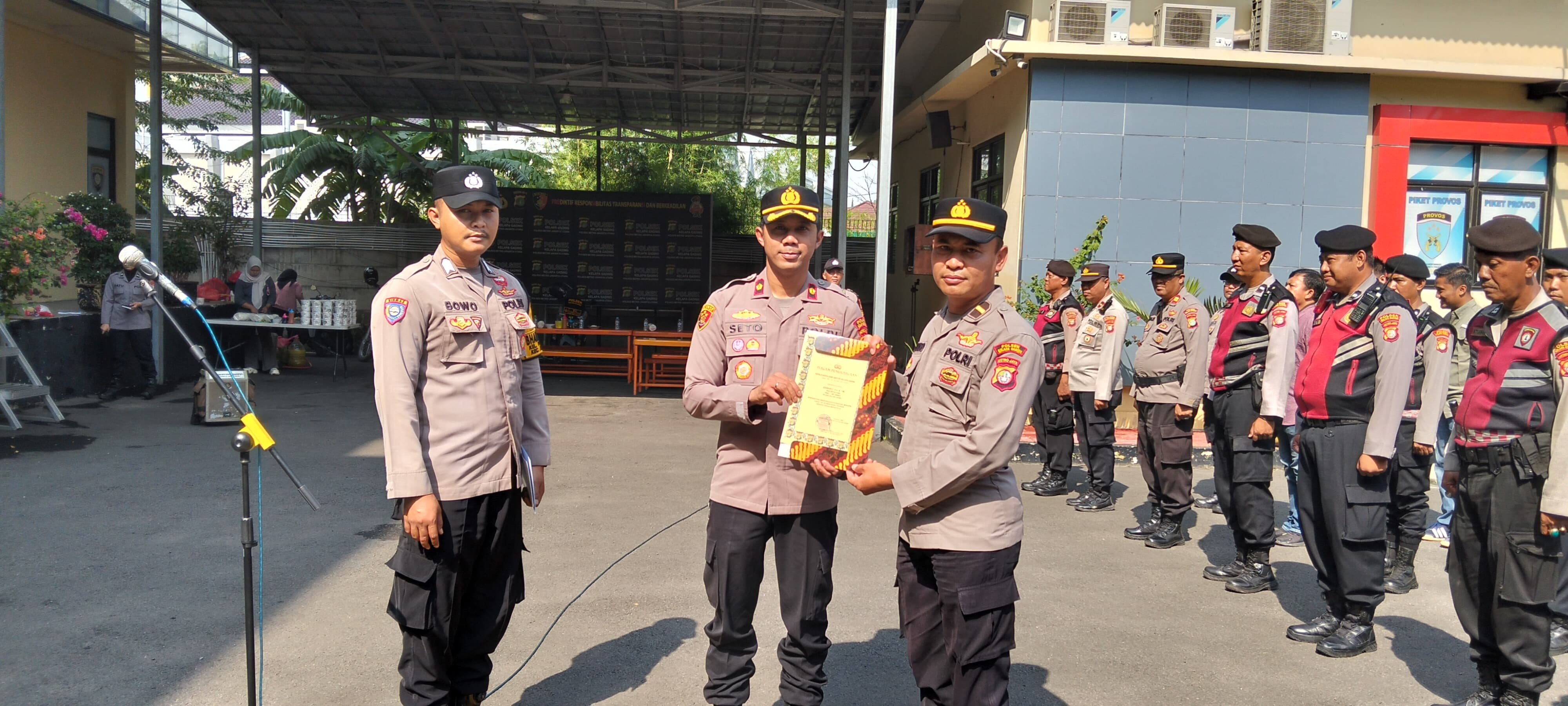 Polsek Kelapa Gading Berikan Penghargaan Kepada Anggotanya dalam Apel Pagi, Tekankan Komunikasi dan Pelayanan Publik