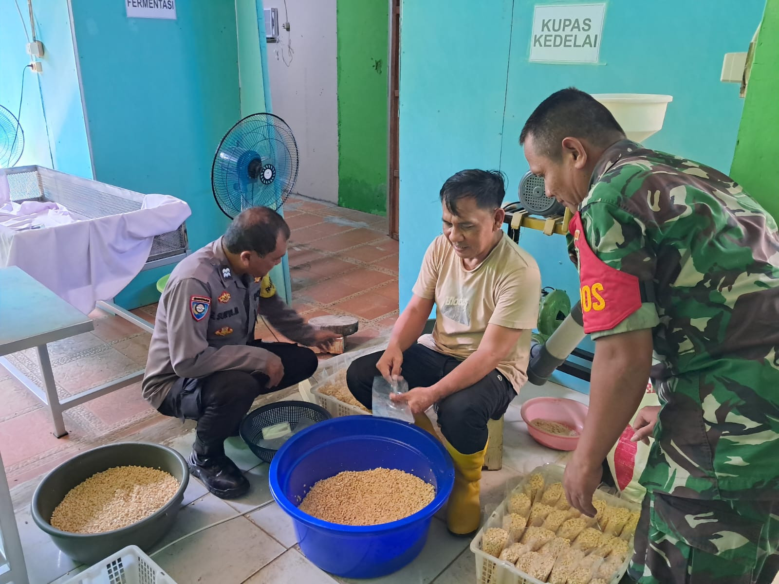 Sinergitas TNI-POLRI Sambang Kamtibmas Warga Ajak Untuk Tingkatkan Keamanan Lewat Patroli Dialogis di Lingkungan Desa Binaan