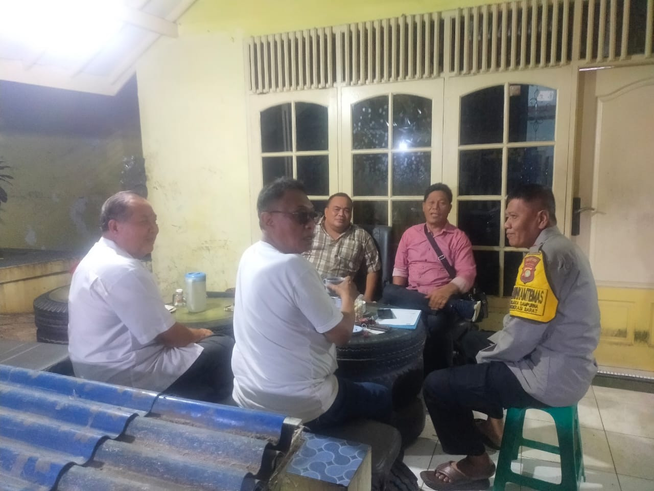 Cegah Kejahatan Malam Hari, Bhabinkamtibmas Jakasampurna Ajak Warga Waspada