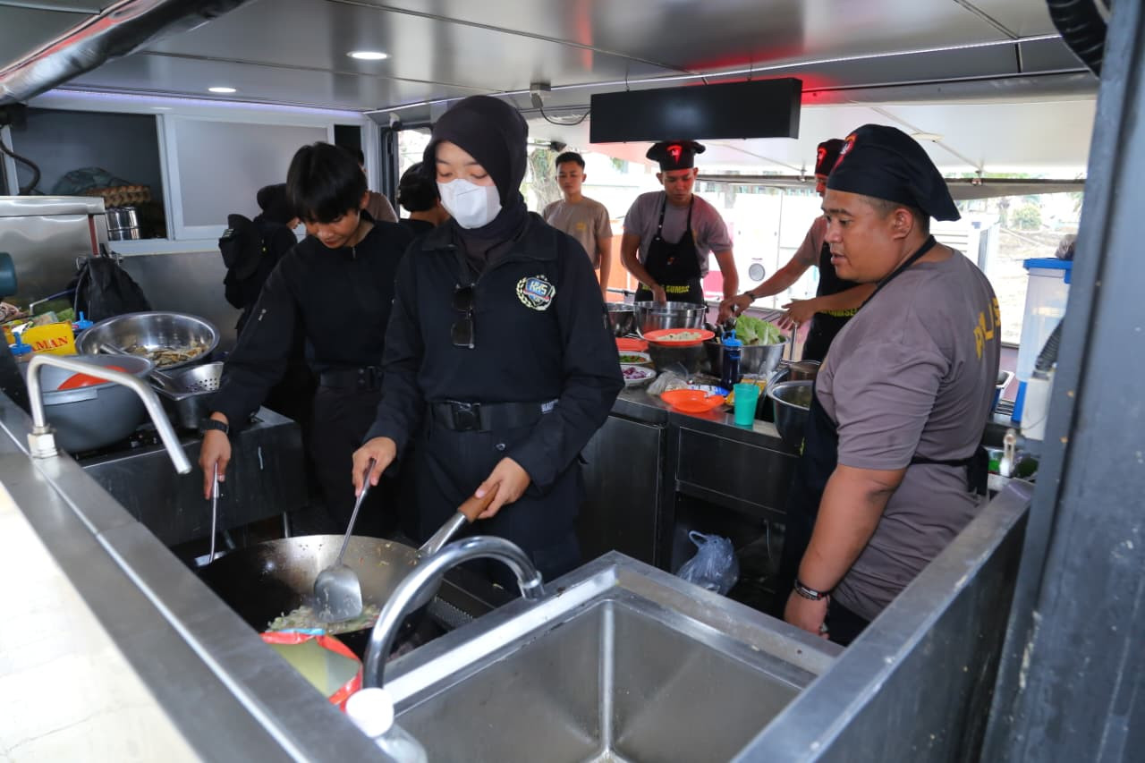 Hari ke-6 Latsitardanus 2026, Taruna Akpol Masak di Dapur Lapangan untuk Ratusan Warga Aceh Tamiang