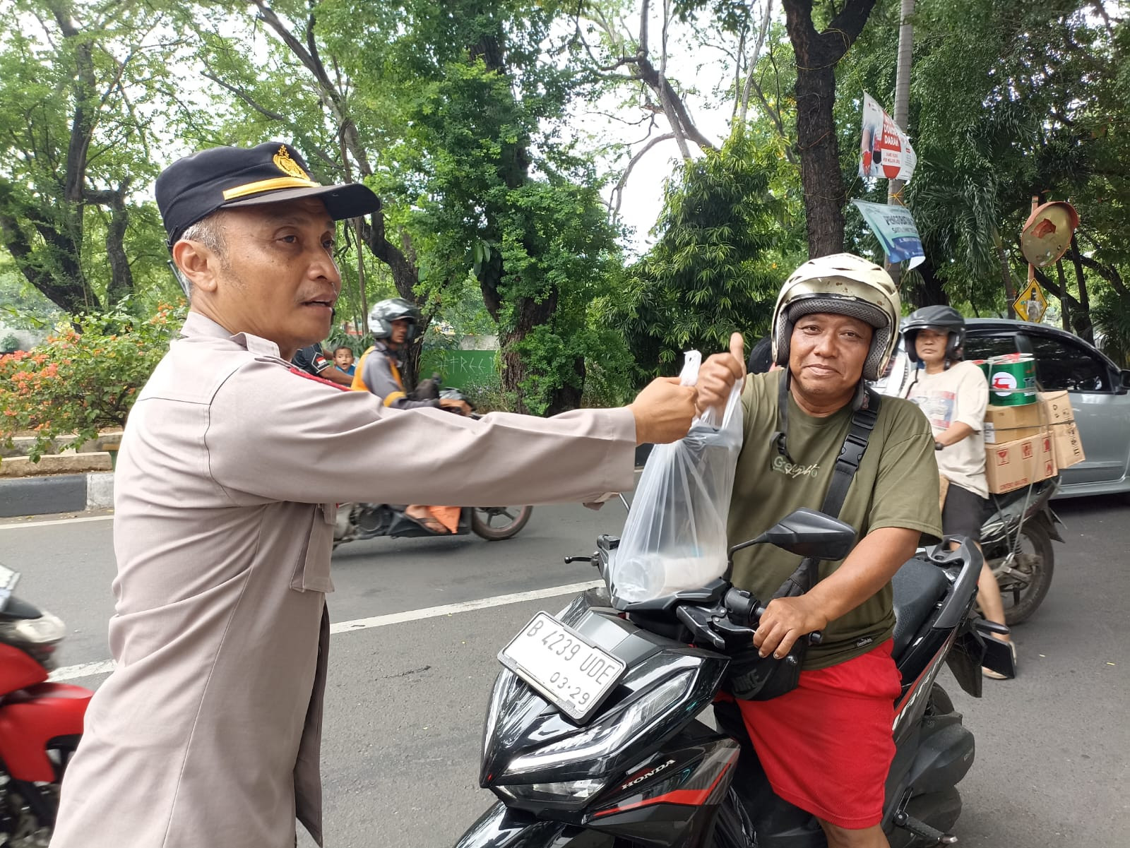 Kanit Binmas Polsek Koja Gelar "Jumat Berkah" Bagikan 50 Paket Nasi Kotak untuk Warga dan Pengemudi Ojek Online