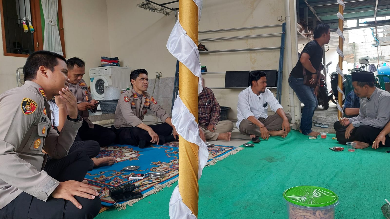 Kapolsek Medansatria Hadiri Halal Bihalal di kediaman Lurah Medansatria