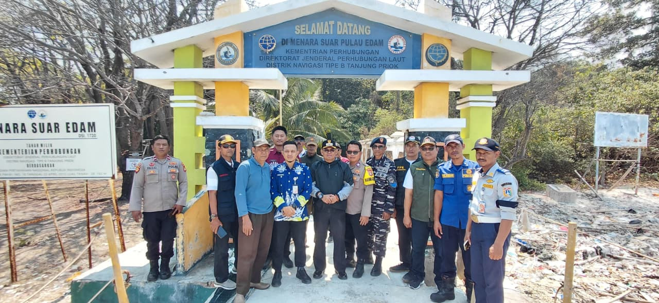 Bhabinkamtibmas Pulau Untung Jawa Monitoring Wilayah dan Sosialisasikan Layanan Polisi 110 di Pulau Resort