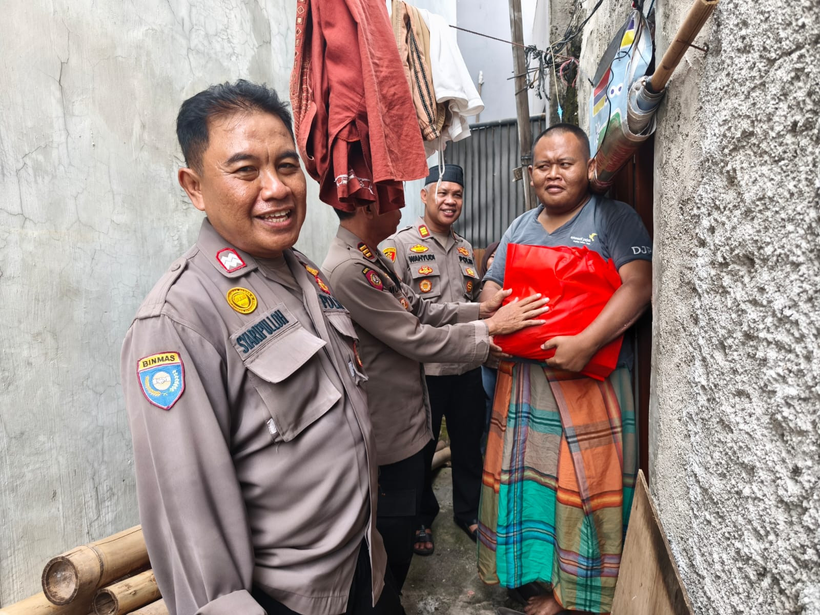 Kapolsek Bekasi Barat Kunjungi Warga Sakit dan Berikan Bantuan Sebagai Wujud Kepedulian Sosial