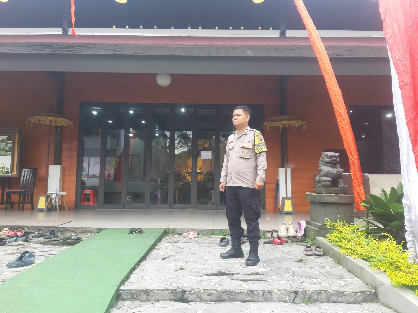 Bhabinkamtibmas Desa Tamansari Monitoring Kegiatan Peringatan Hari Waisak di Yayasan Hadaya Vattuh