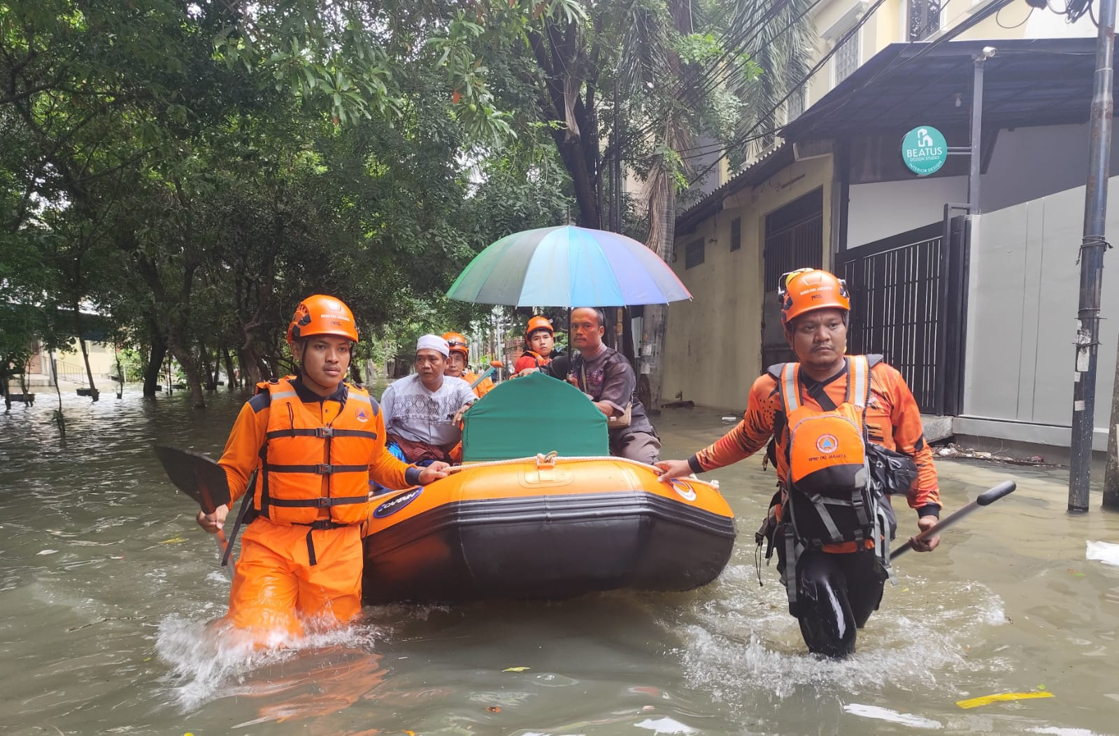 BPBD Gunakan Perahu Karet Evakuasi Warga hingga Jenazah di Kapuk Muara