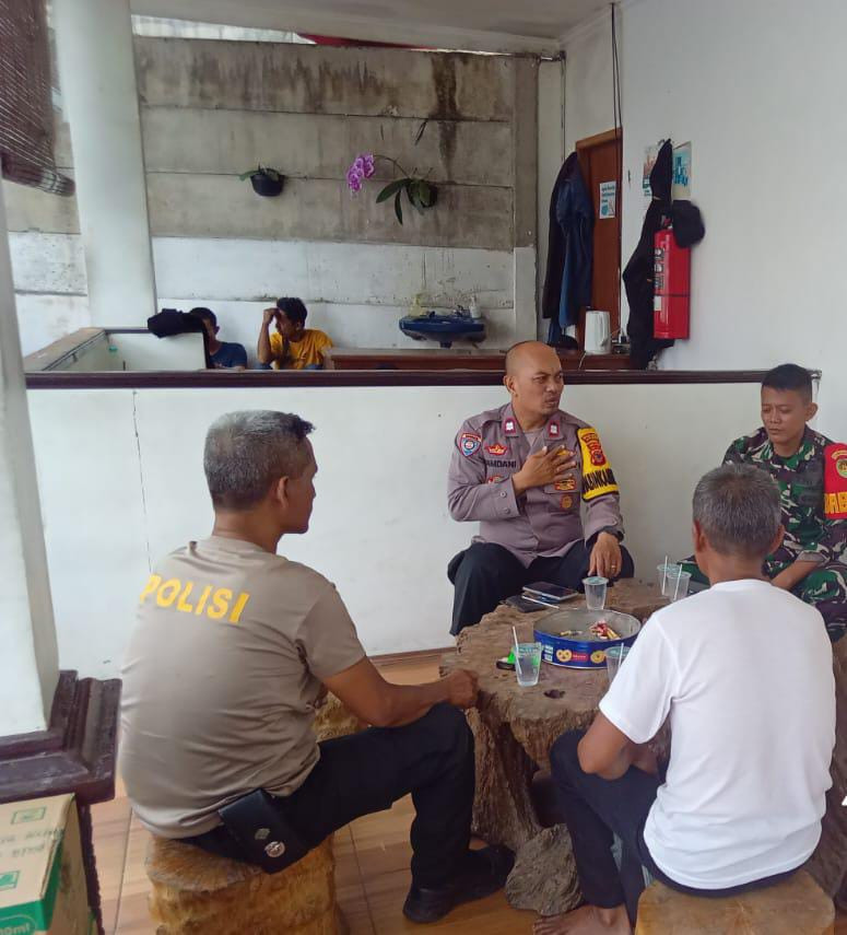 Sinergitas TNI-POLRI: Bhabinkamtibmas Polsek Tamansari Sambang Warga Desa Pasireurih, Sampaikan Himbauan Kamtibmas