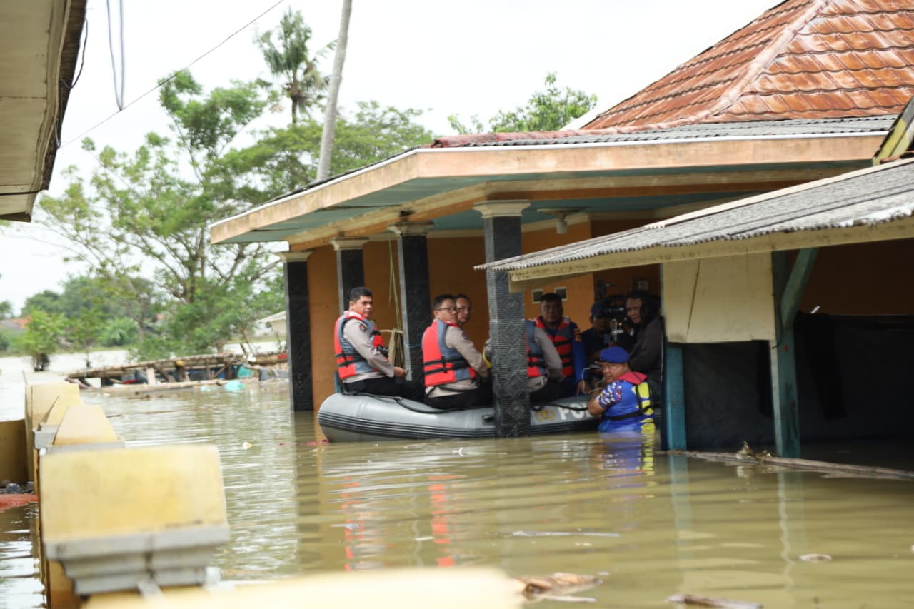 Antisipasi Pencurian Rumah Yang Ditinggalkan Warga,  Serta Konsleting Listrik Saat Banjir, Polda Jabar Terus Intensifkan Patroli  di Karangligar Karawang
