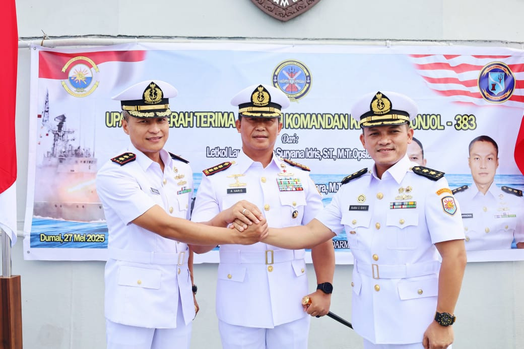 Komandan Pangkalan TNI Angkatan Laut Dumai Pimpin Sertijab Komandan KRI Imam Bonjol-383