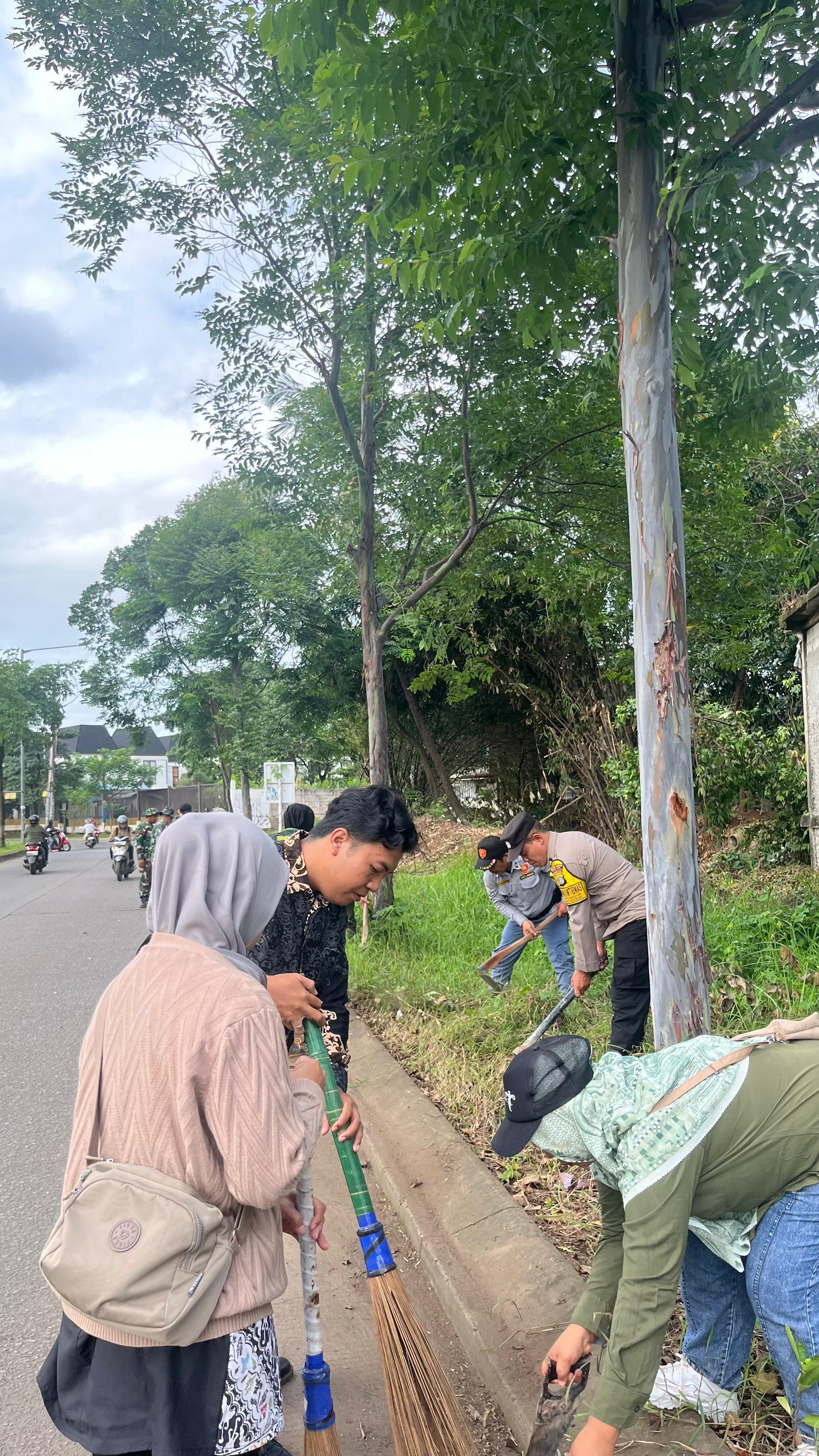 Sinergitas Tiga Pilar dalam Karya Bakti TNI di Kelurahan Bantar Gebang