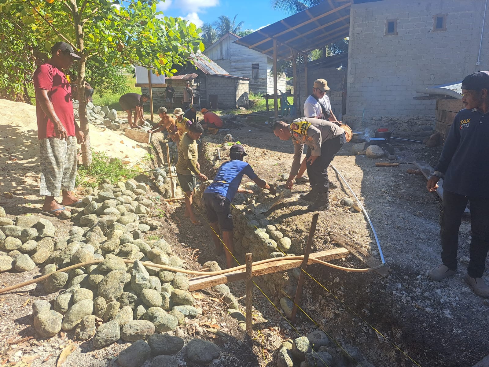 Semangat Gotong Royong Satgas TMMD ke-129 Kodim 1505/Tidore dan Warga Bangun Drainase di Desa Lolobata