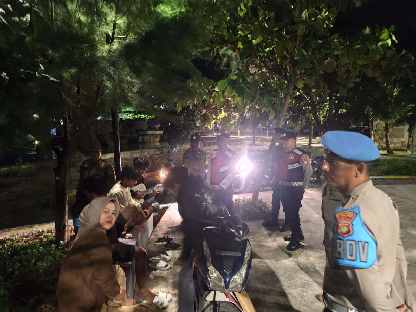 Polisi Humanis Polsek Kepulauan Seribu Utara Himbau Warga Saat Patroli Malam, Cegah Judi Online
