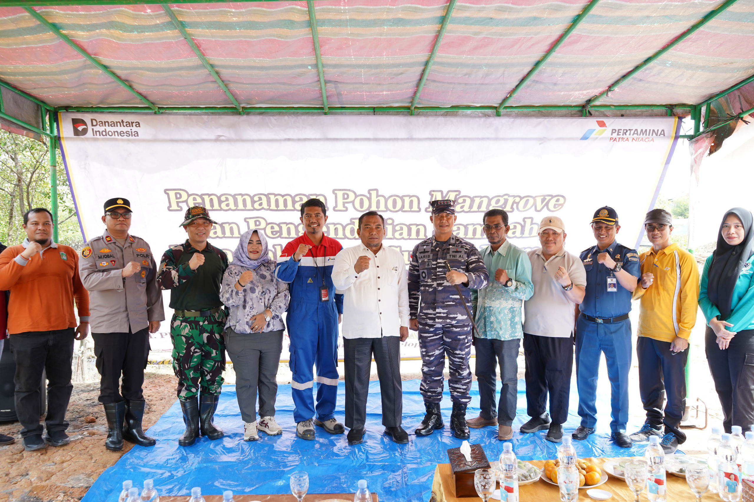 Sinergi Wujudkan Pantai Hijau dan Sungai Bersih, Danlanal Dumai Bersama PT. Pertamina Patra Niaga Laksanakan Penanaman 3000 Bibit Pohon Bakau