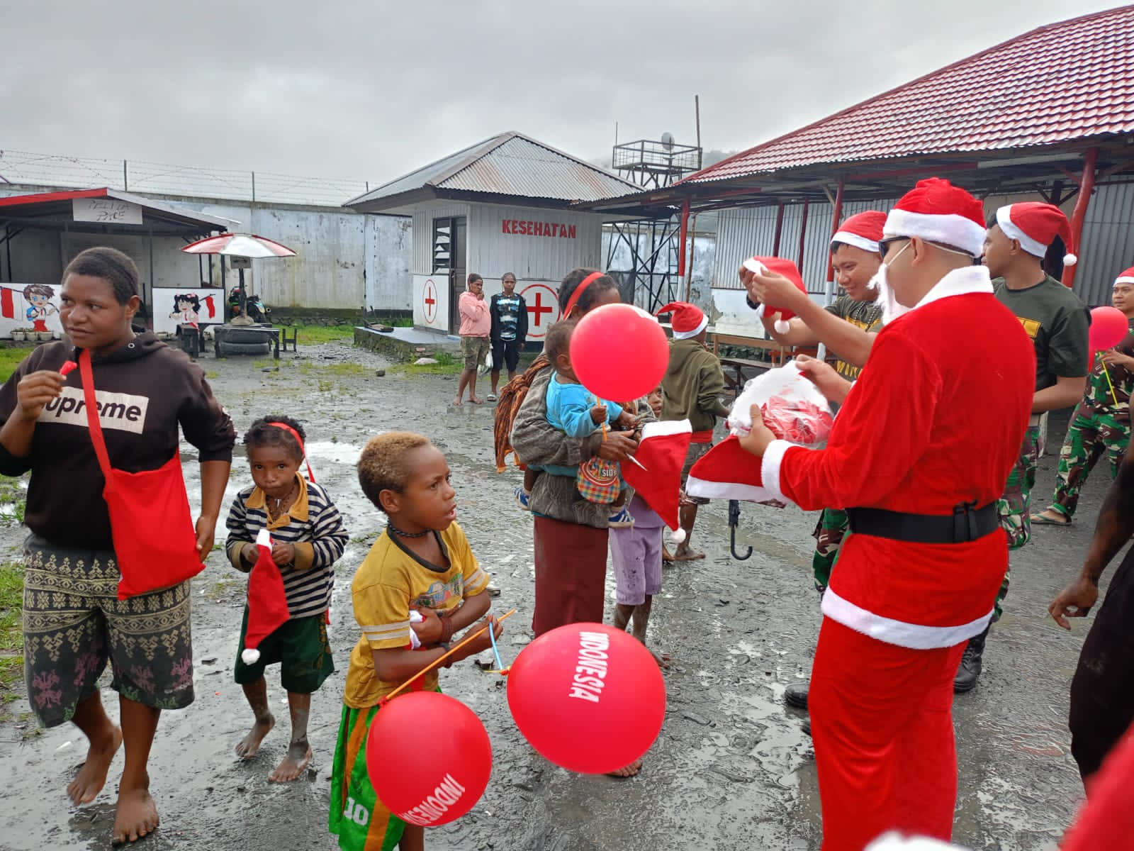 Satgas Yonif 715/Mtl rayakan Natal dengan masyarakat