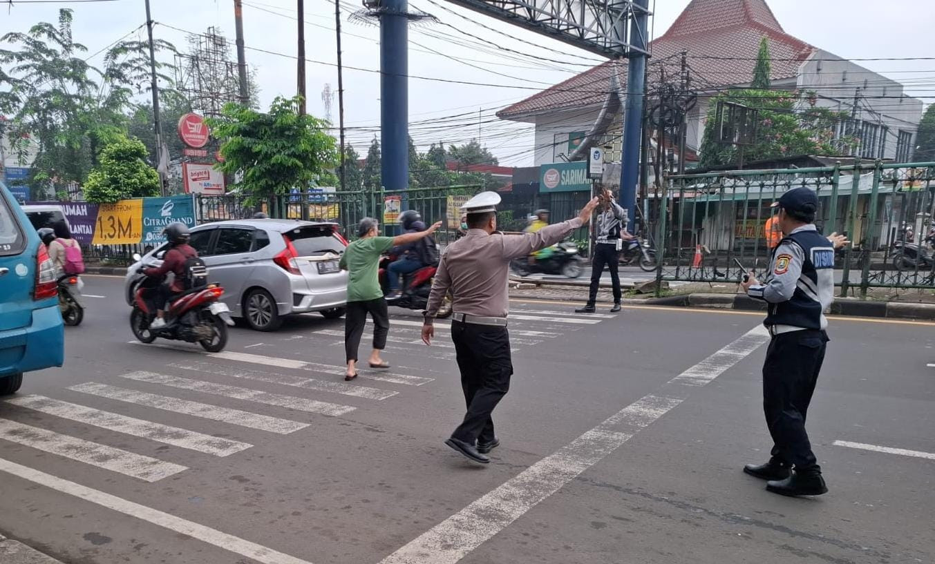 Polsek Jatisampurna Laksanakan Gatur Lalin Antisipasi Kemacetan