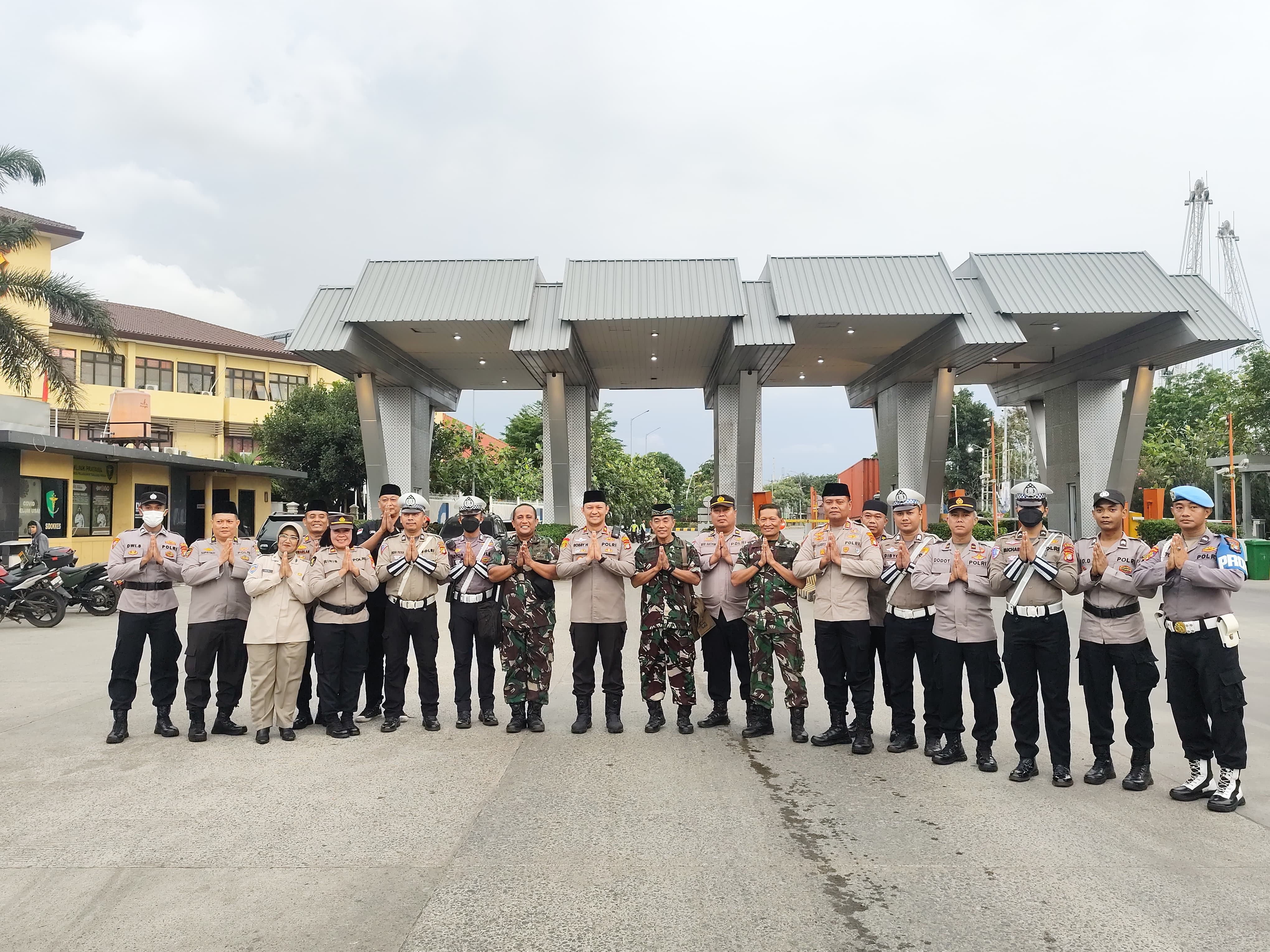 Polisi Bersama TNI Bagikan Makanan Buka Puasa Kepada Sopir dan Buruh