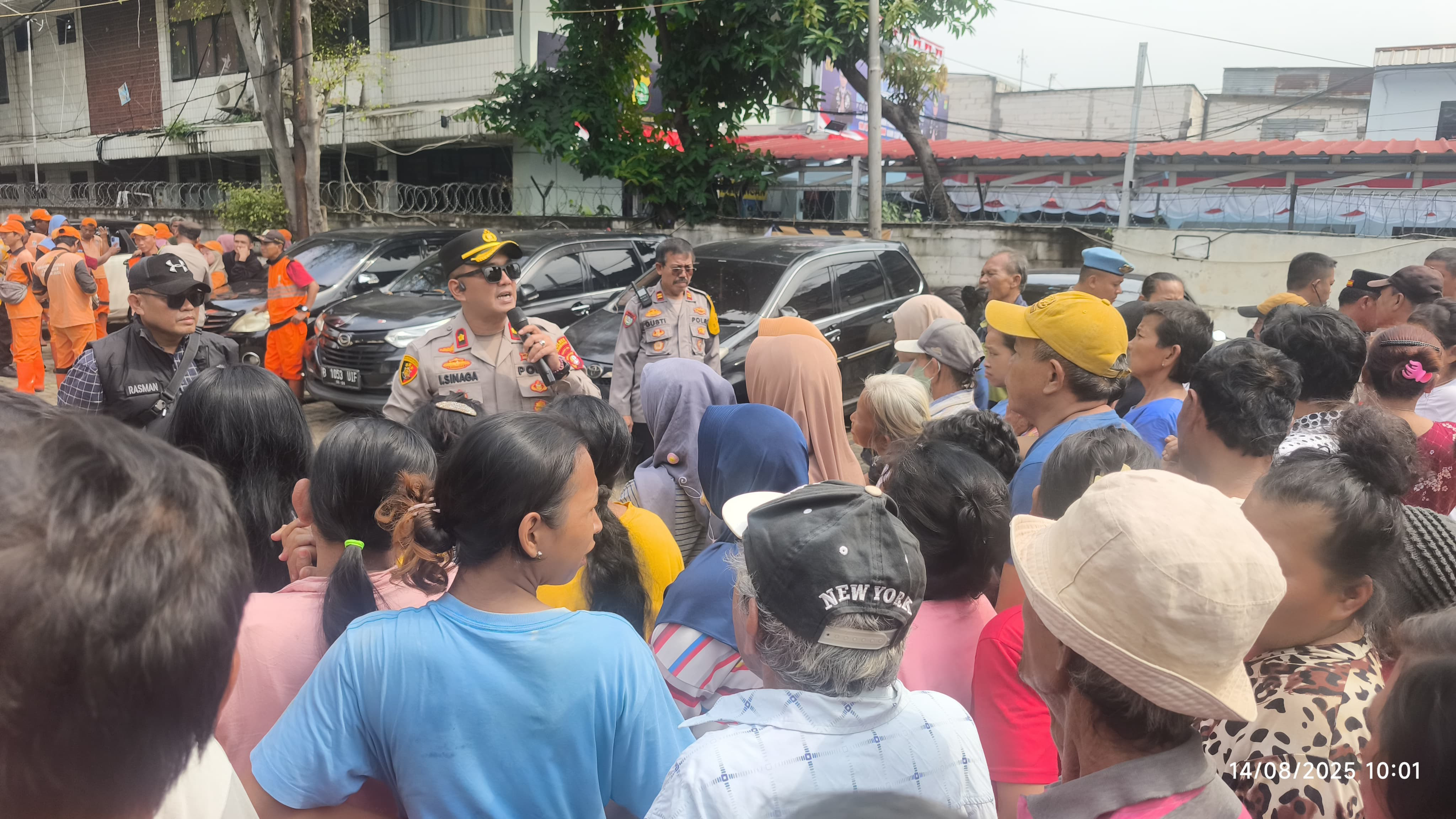 500 Warga Pademangan Antusias Ikuti Launching Gerakan Pangan Murah Bersama Kapolri di Bulog Kelapa Gading