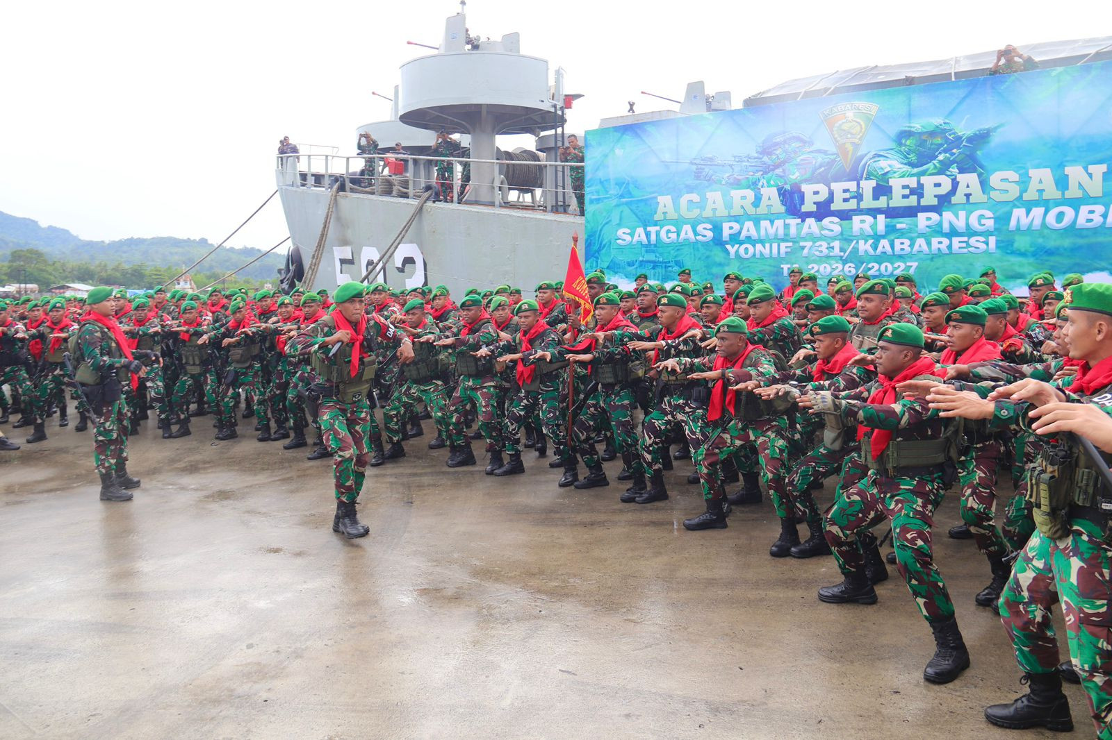 Bersama Forkopimda Maluku Dankodaeral IX Ikuti Prosesi Pemberangkatan Satgas Pamtas RI-PNG Mobile Yonif 731/Kabaresi