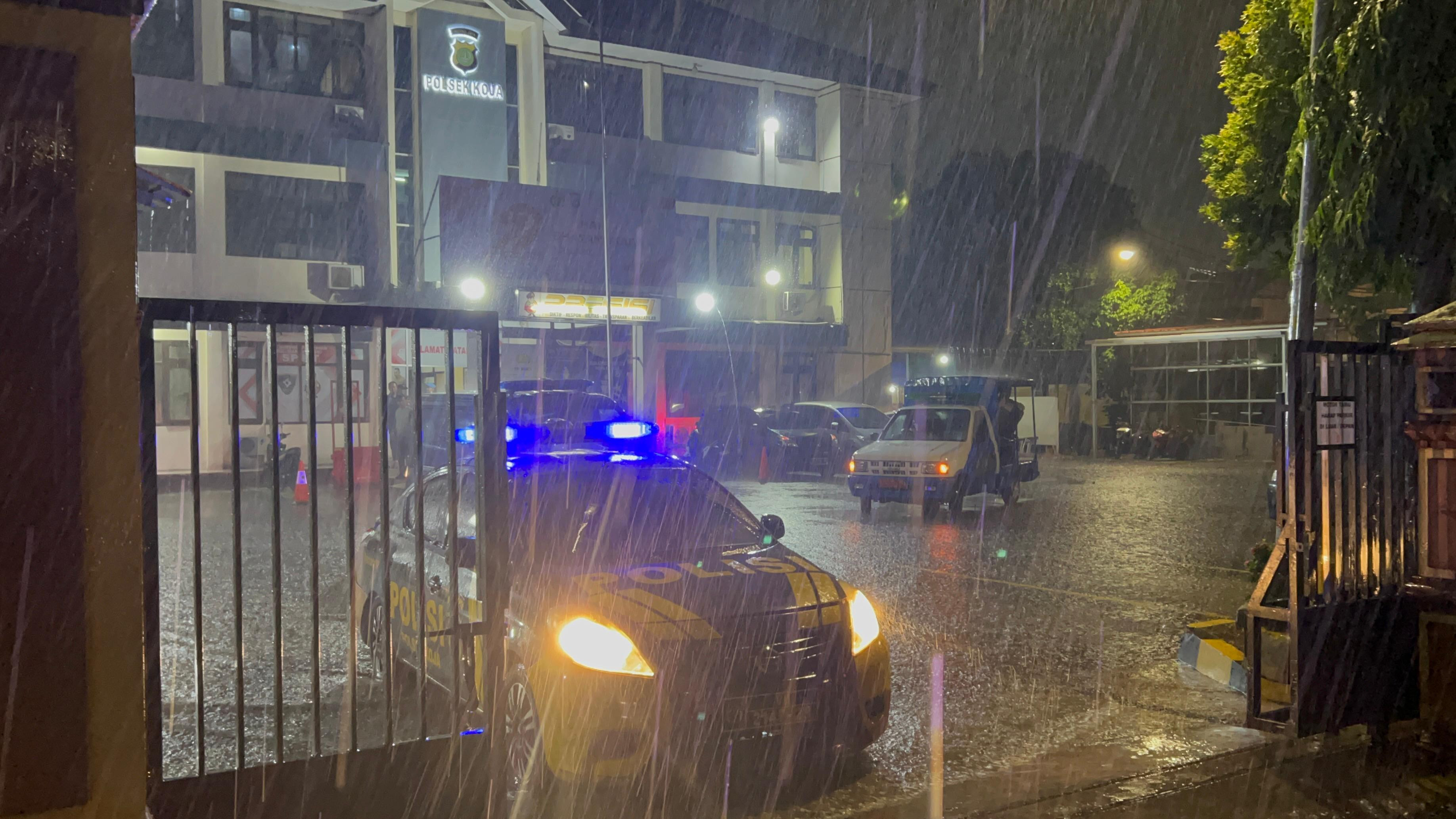 Patroli Skala Besar Polsek Koja: Amankan Seorang Pria Pembawa Sajam, Wilayah Tetap Kondusif