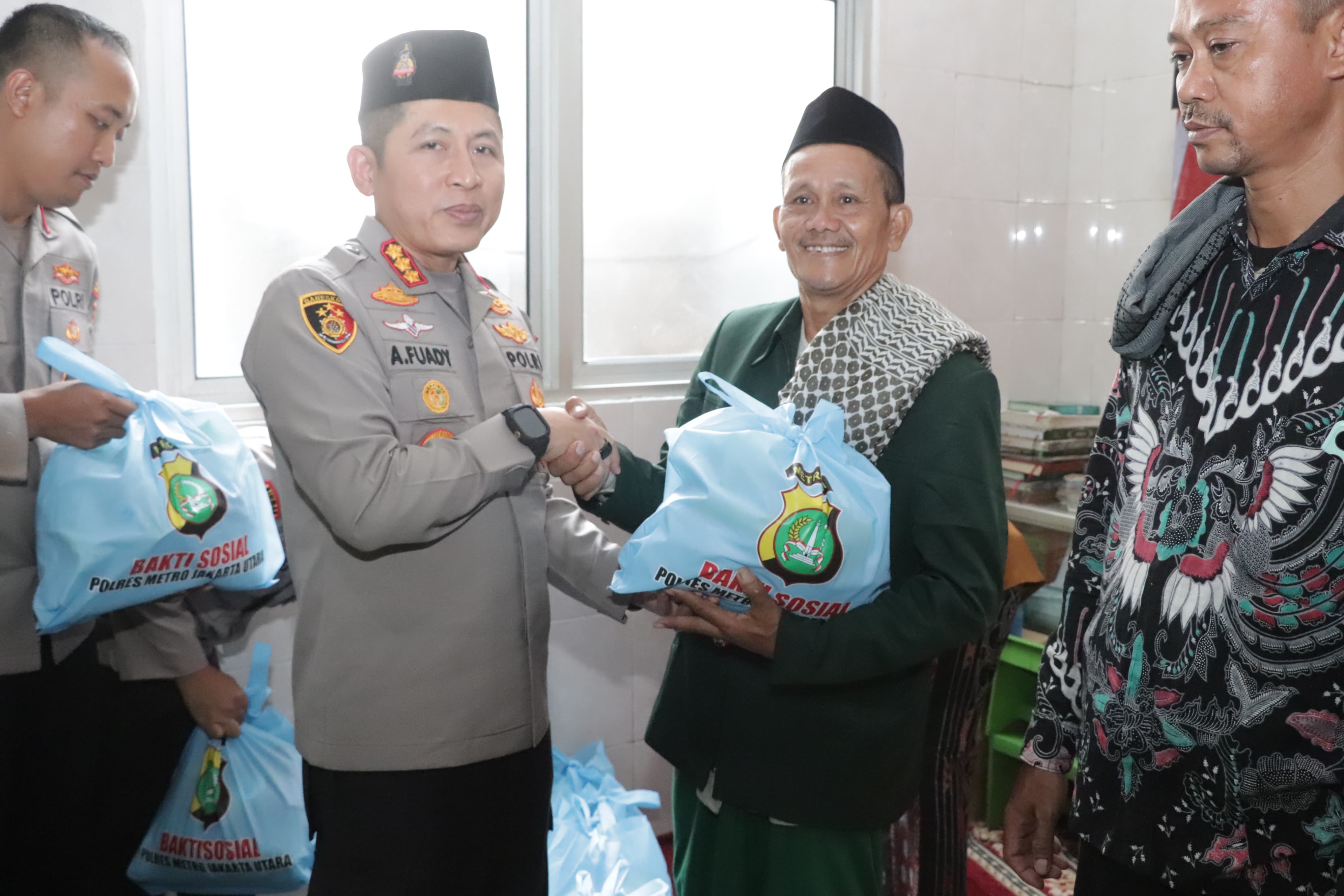 Kapolres Metro Jakarta Utara Gelar Sholat Jumat Berjamaah dan Jumat Curhat Serta Bagikan Sembako di Masjid Al-Jihad Kapuk Muara