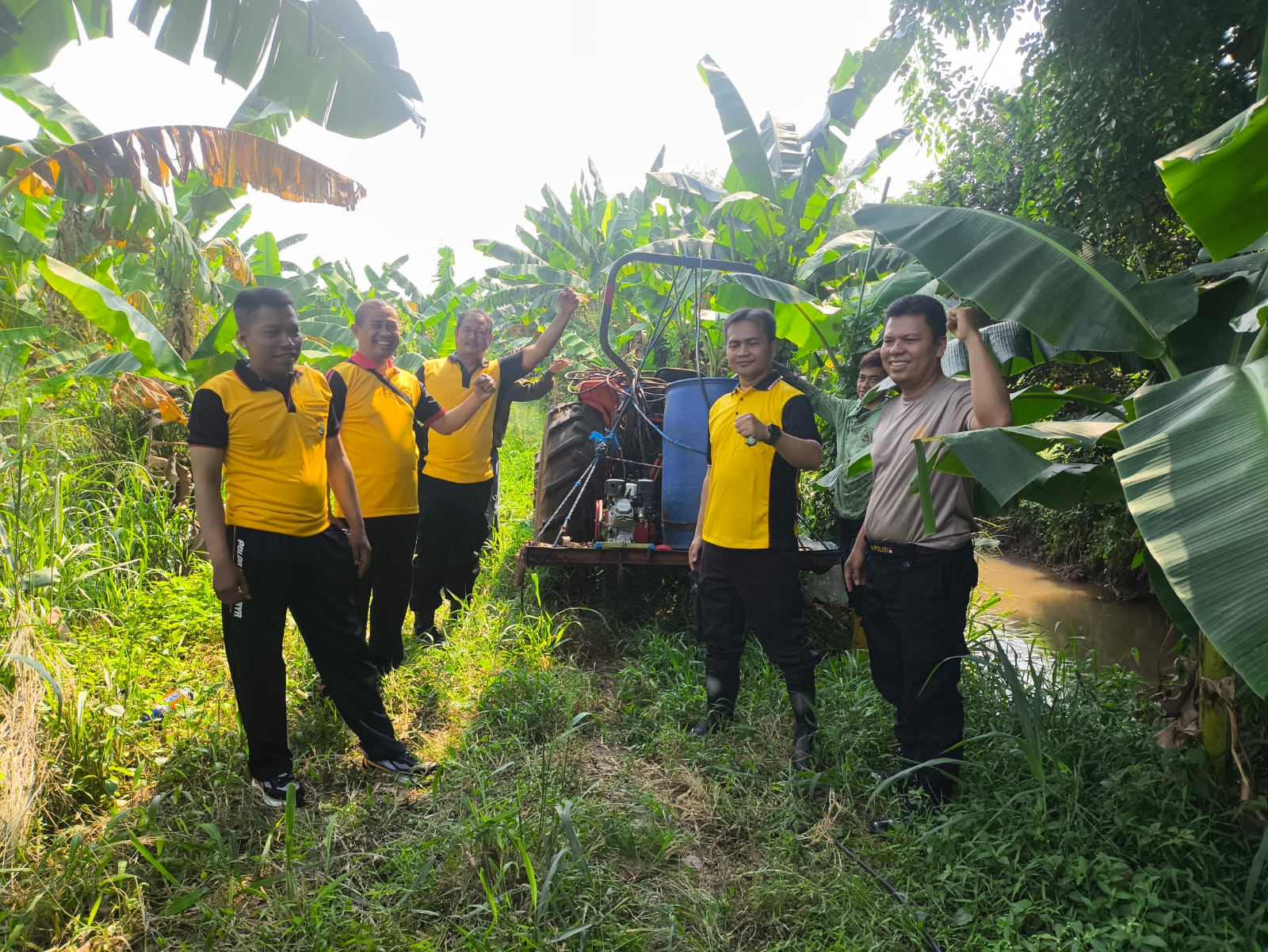 Dukung Ketahanan Pangan, Polsek Jatiasih Lakukan Penyiraman Lahan Jagung di Jatimekar