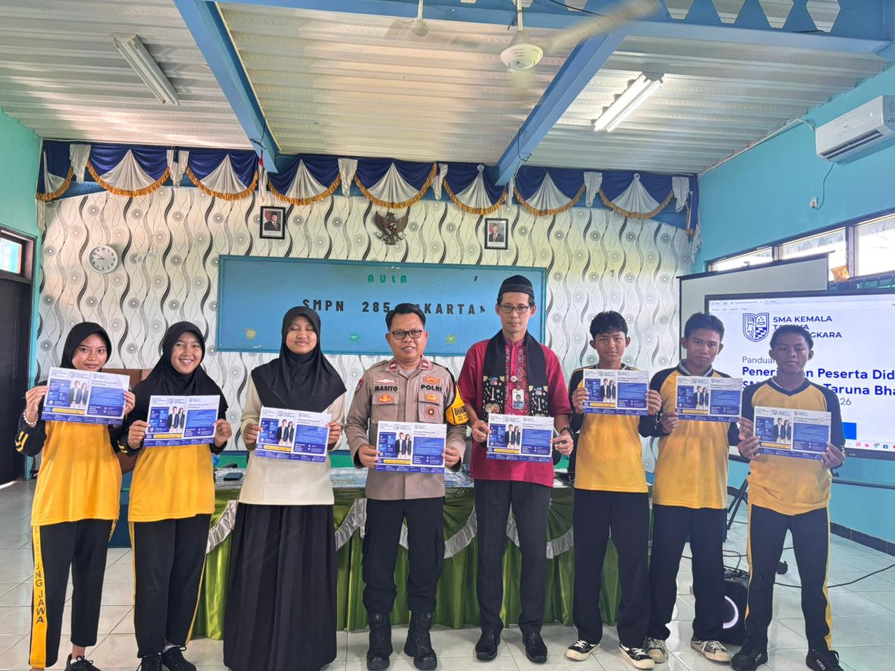 Sosialisasi SMA Kemala Taruna Bhayangkara di SMPN 285 Pulau Untung Jawa, Bhabinkamtibmas Dorong Siswa Jadi Generasi Berkarakter