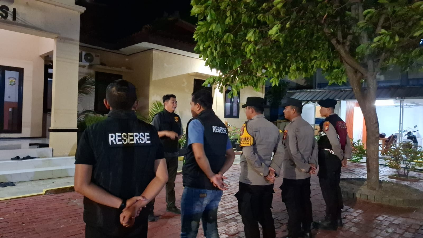 Patroli Malam Polsek Kepulauan Seribu Selatan Antisipasi 3C dan Sosialisasikan Call Center 110