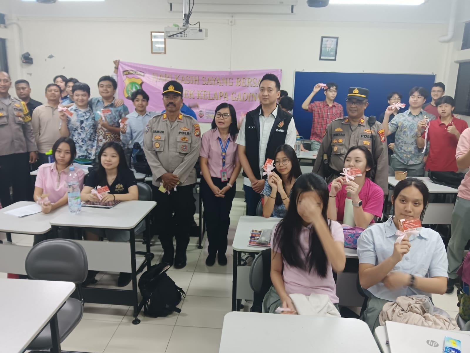 Kapolsek Kelapa Gading Rayakan Hari Kasih Sayang dengan Siswa Sekolah, Beri Motivasi dan Cokelat