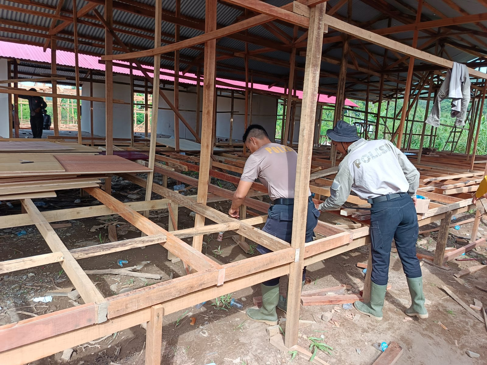 Capai 47 Unit, Pembangunan Huntara Sat Brimob Polda Sumbar Terus Berjalan di Pauh