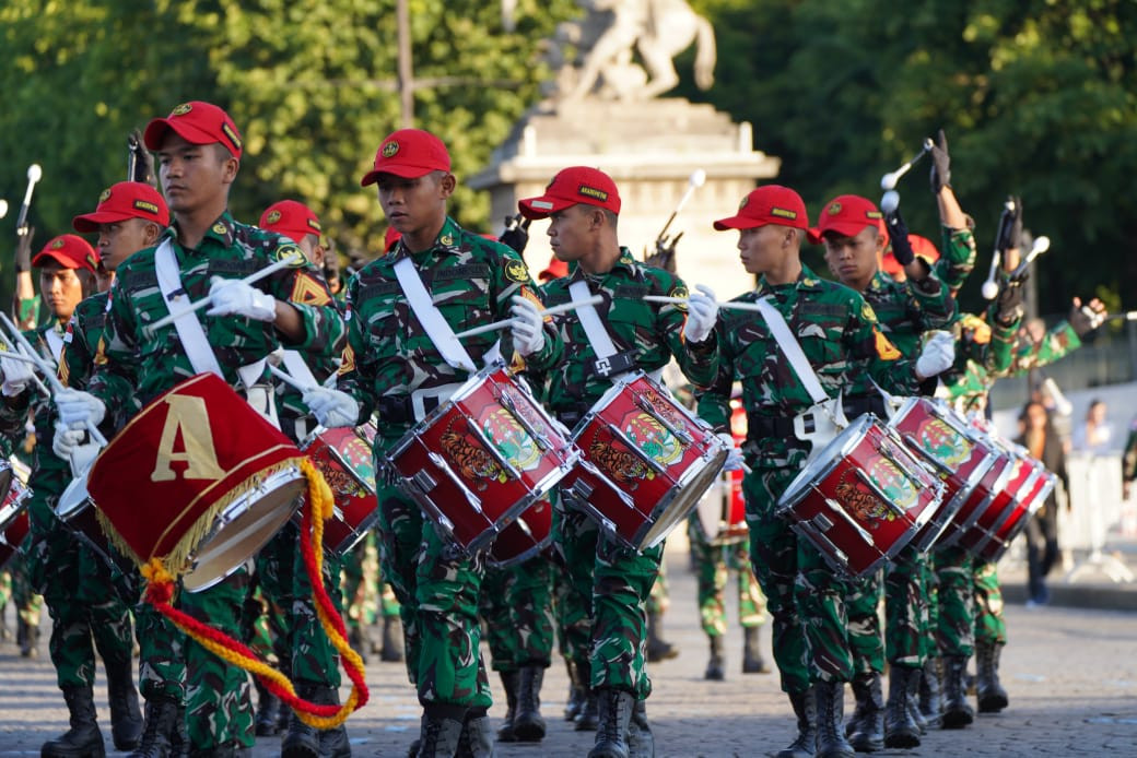 Prajurit TNI dan Lokananta Berlatih di  Boulevard Bersejarah Paris