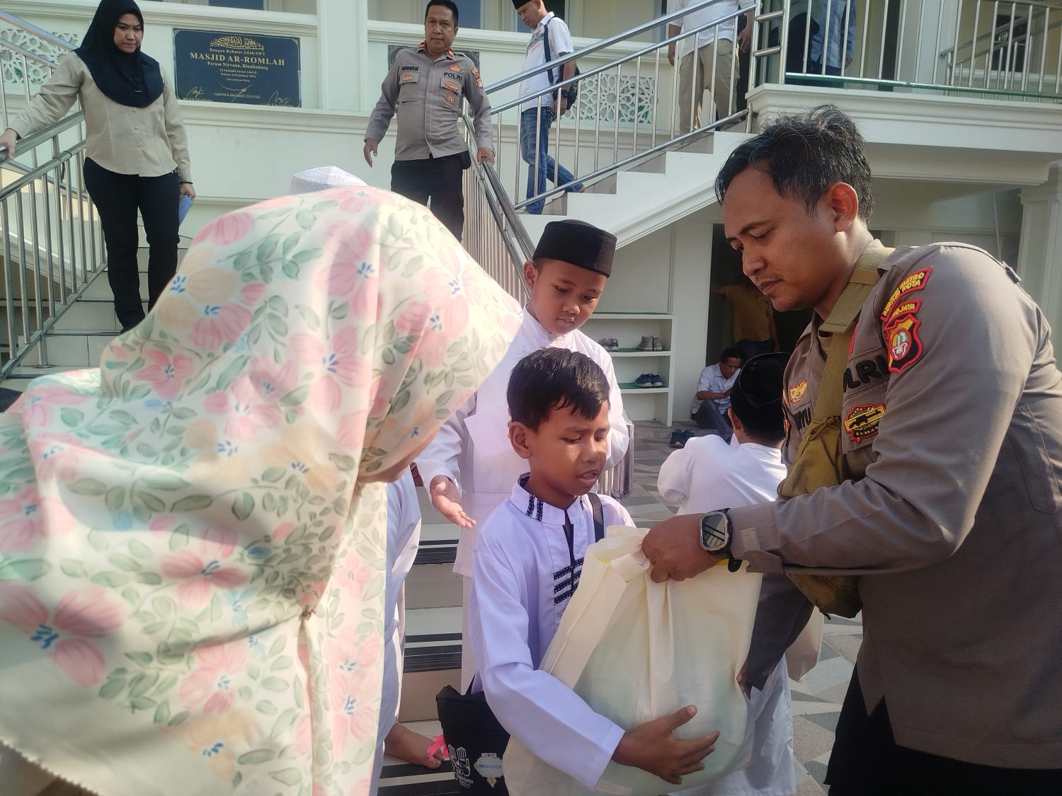 Bukan Sekadar Pergantian Pimpinan, Polsek Pondok Gede Hadir Berbagi untuk Anak Yatim