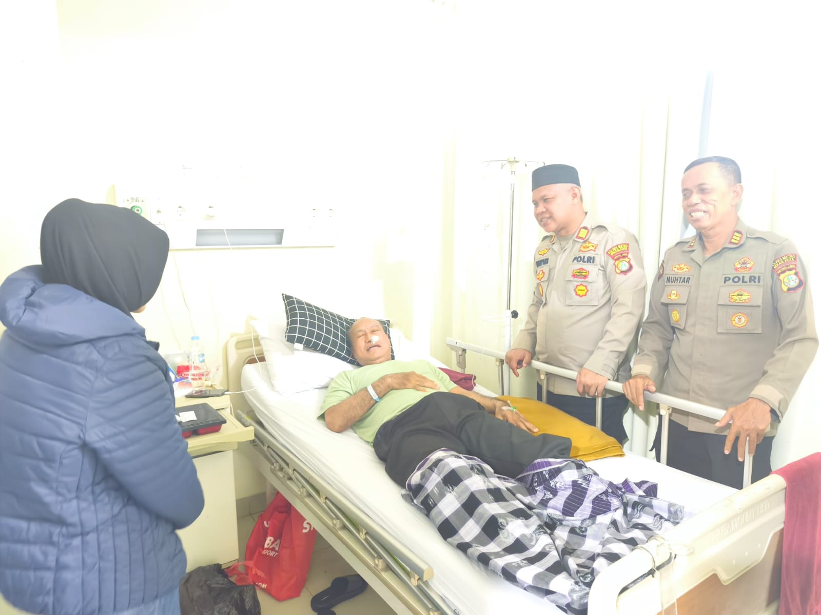 Kapolsek Bekasi Barat Empati dan Peduli Jenguk  Anggota yang Sakit Di RS. Hermina Galaxi