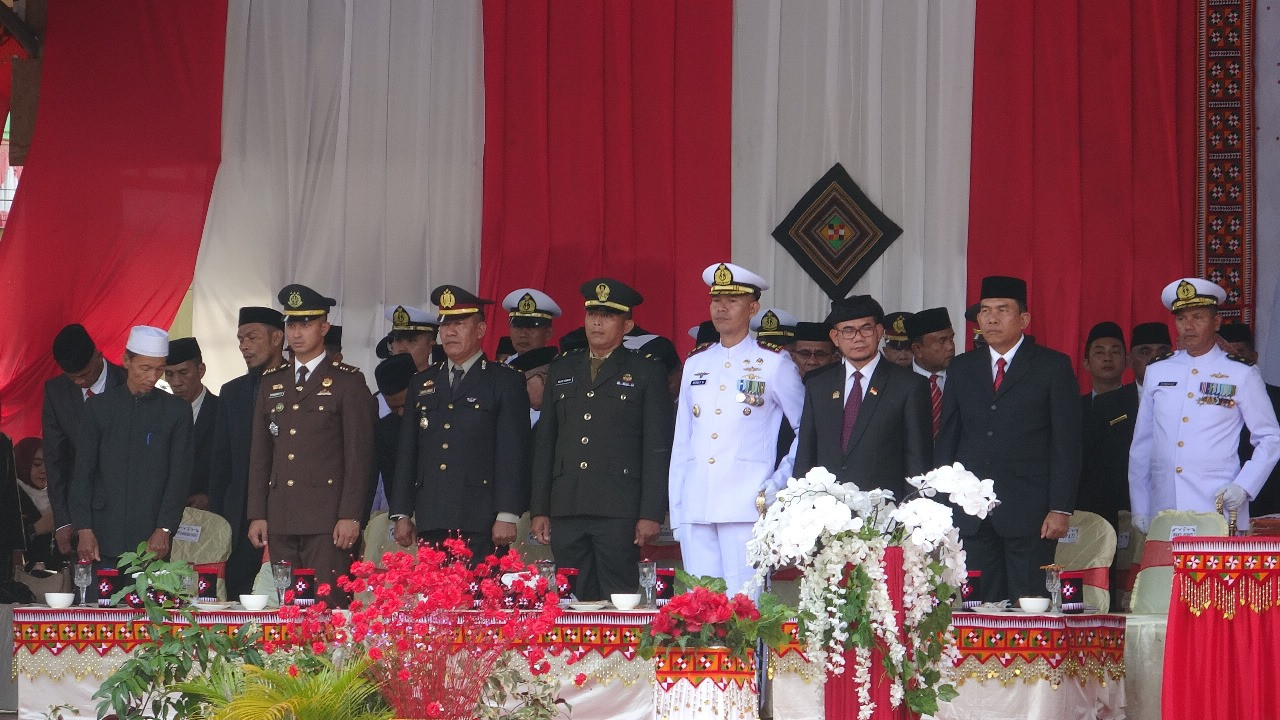 Danlanal Simeulue Hadiri Upacara Penurunan Bendera Merah Putih Pada Peringatan HUT Ke-80 Kemerdekaan RI di Kabupaten Simeulue