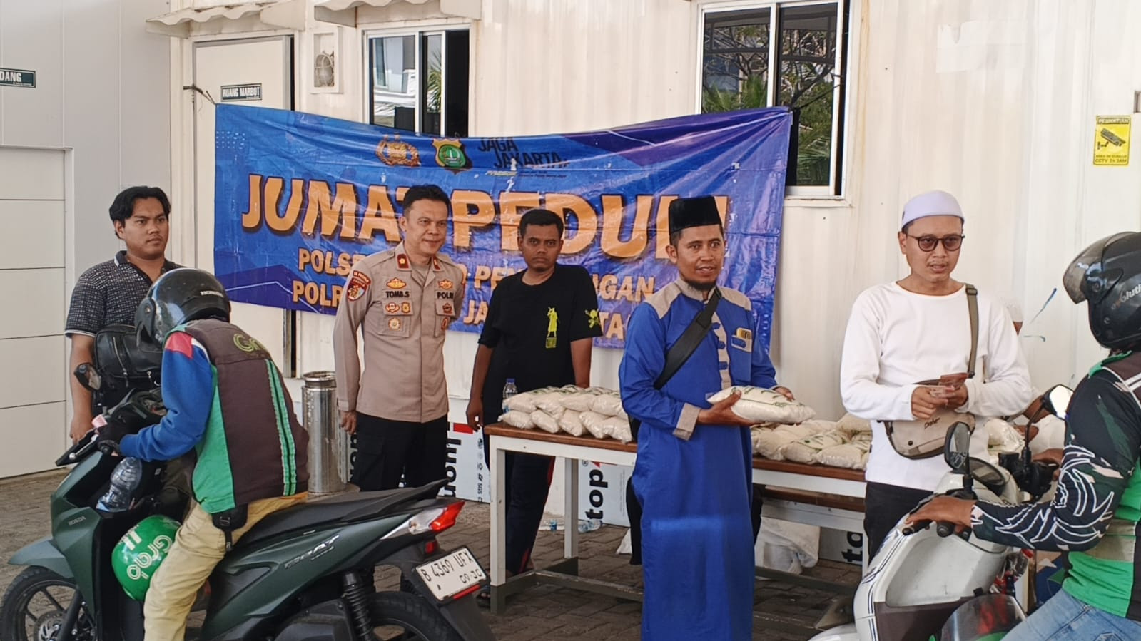 Polsek Metro Penjaringan dan DKM Masjid Al Qohar Tebar Kebaikan Lewat Jumat Berkah