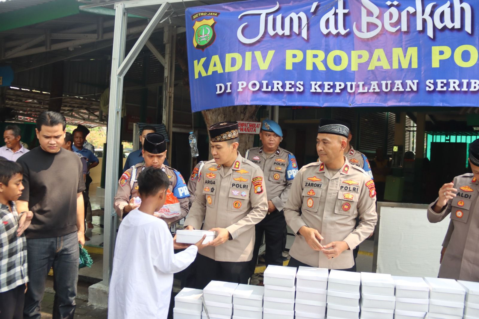 Kapolres Kepulauan Seribu Bersama Si Propam Bagikan 230 Nasi Kotak Usai Sholat Jumat di Masjid Baitul Jannah