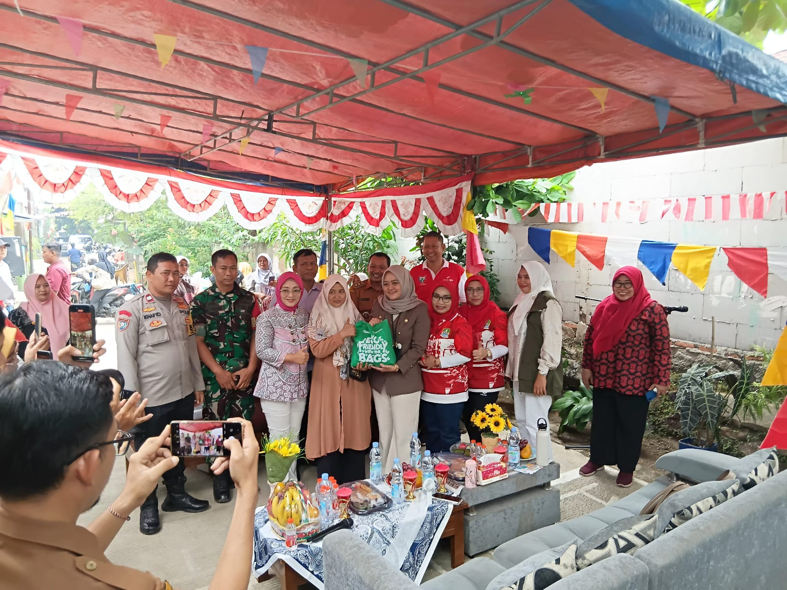Peresmian Rumah Layak Huni di Cimuning, Warga Terima Bantuan Sembako