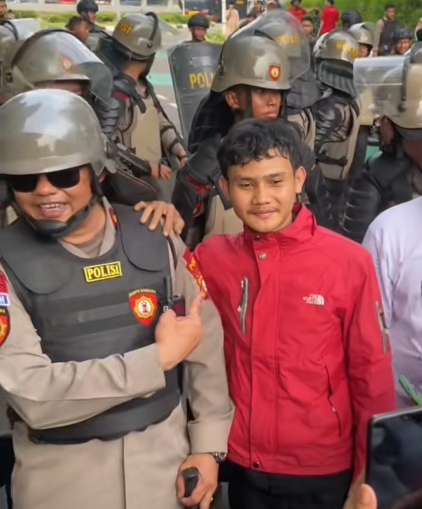 Polisi Humanis Bersama Mahasiswa dan Masyarakat Saat Demo di Gedung DPR/MPR