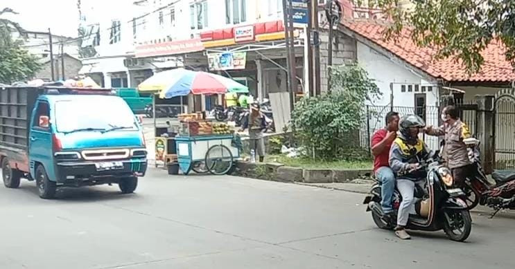 Polri Peduli : Bhabinkamtibmas Bagikan  Nasi Kotak Siap Saji