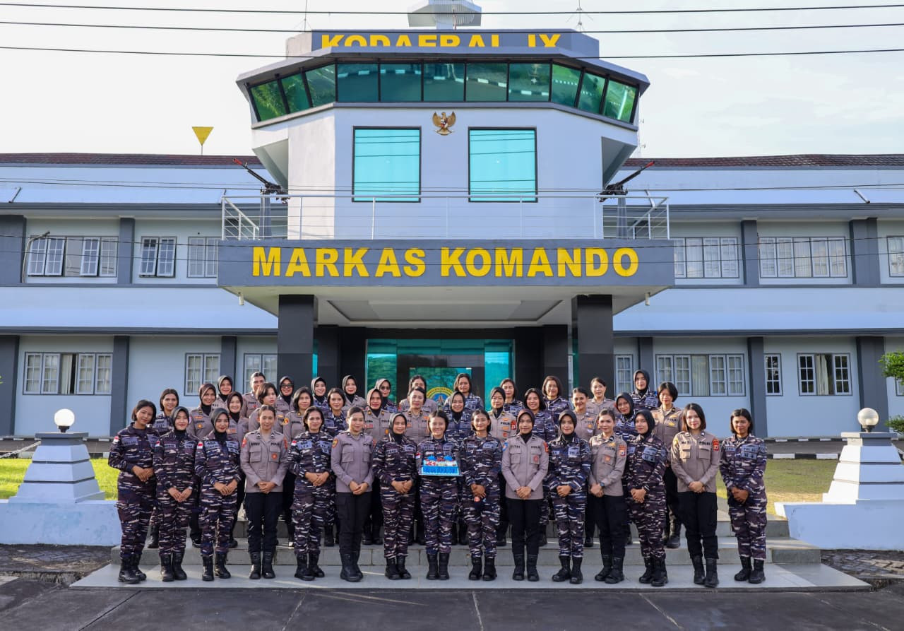 HUT Kowal Ke-63, Korps Wanita Angkatan Laut Kodaeral IX Terima Kejutan Dari Polwan Polda Maluku