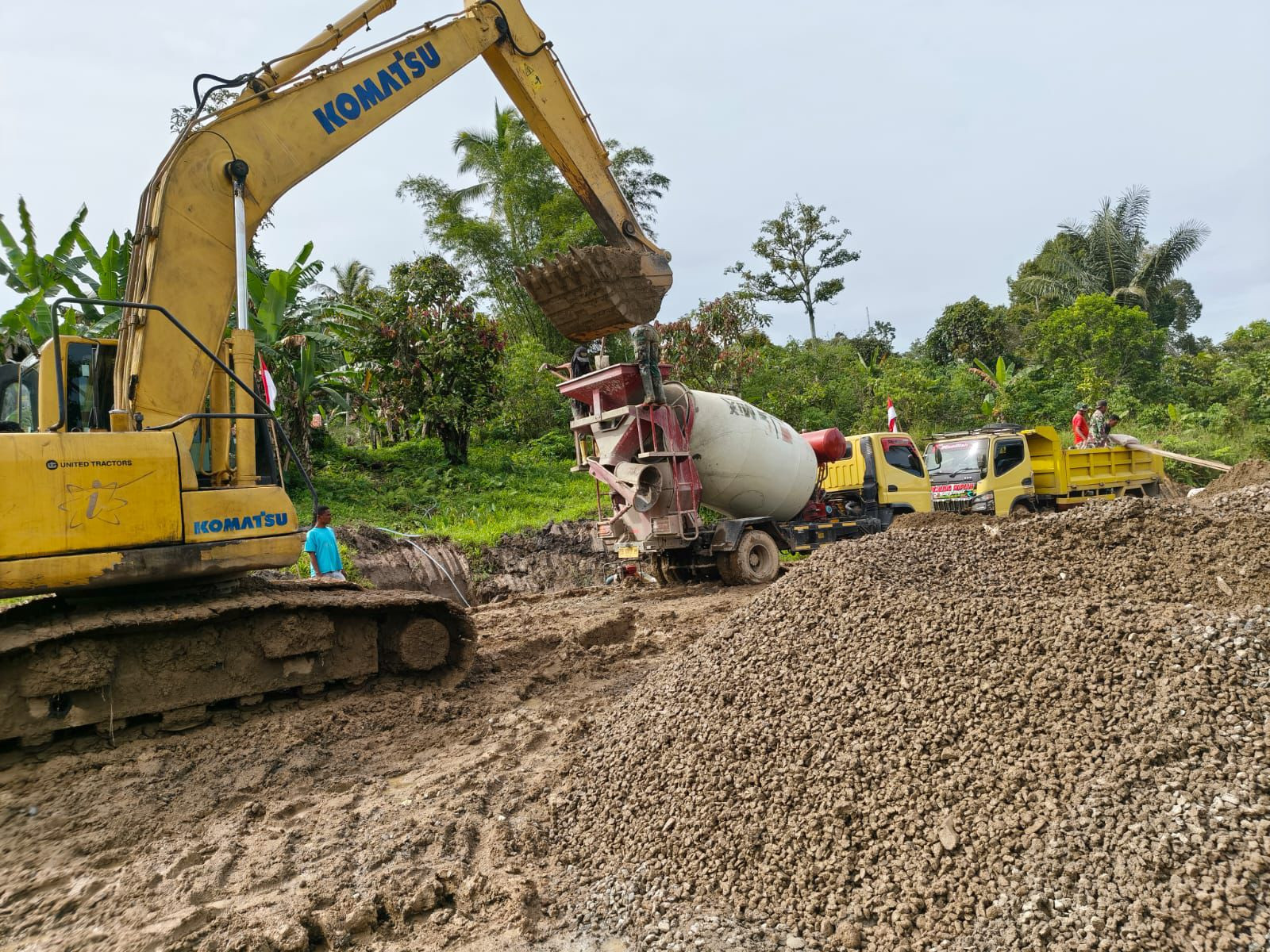 Satgas TMMD ke-126 Semangat Gotong Royong Lanjutkan Pengecoran Jalan di Kampung Babak