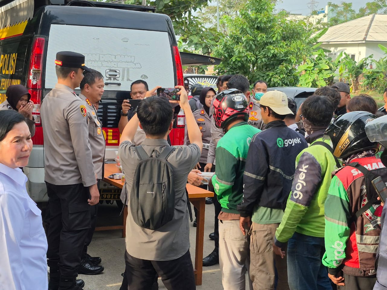 Program Bang Jasri dan Pembagian Takjil di Bekasi Utara, Polri Ajak Masyarakat Wujudkan Lingkungan Bersih dan Humanis