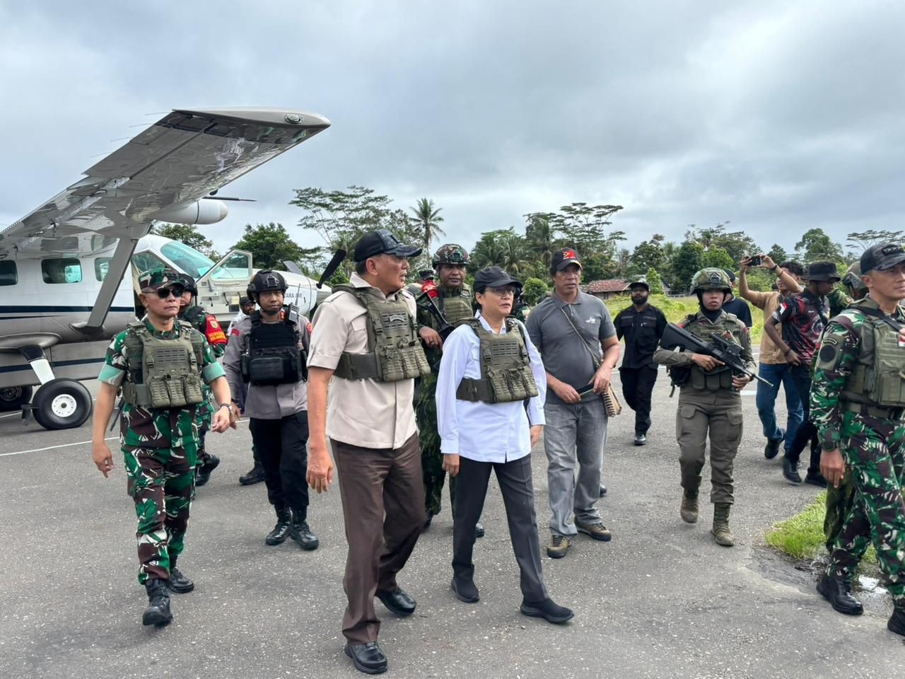 Dua Menteri Kabinet Kunjungi Nduga, Polwan Ops Damai Cartenz Dilibatkan dalam Pengamanan