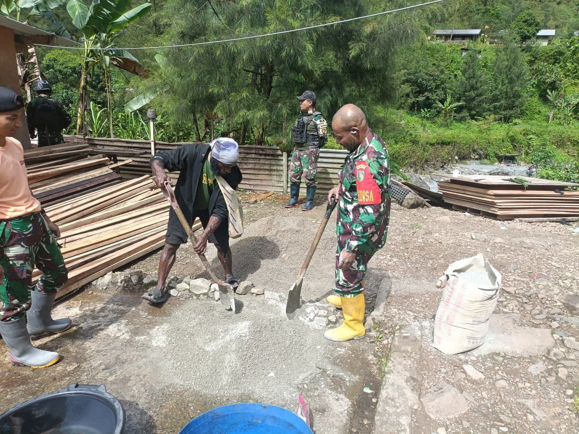 Bantu Ringankan Beban, Babinsa Koramil Tembagapura Bantu Perbaiki Rumah Warga