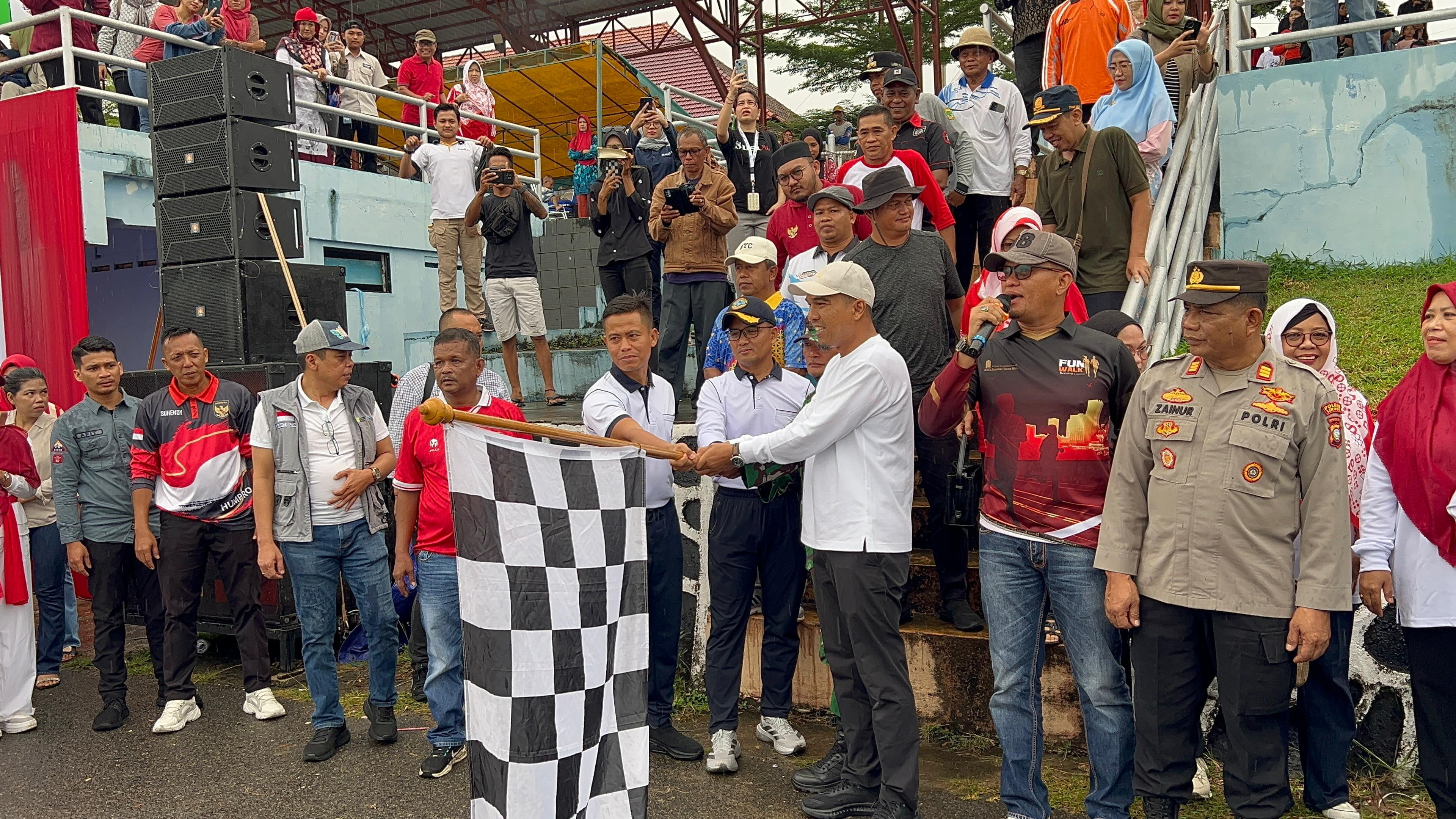 Semarakkan HUT Ke-80 RI, Danlanal Dabo Singkep Lepas Peserta Karnaval Budaya Bersama Forkopimda