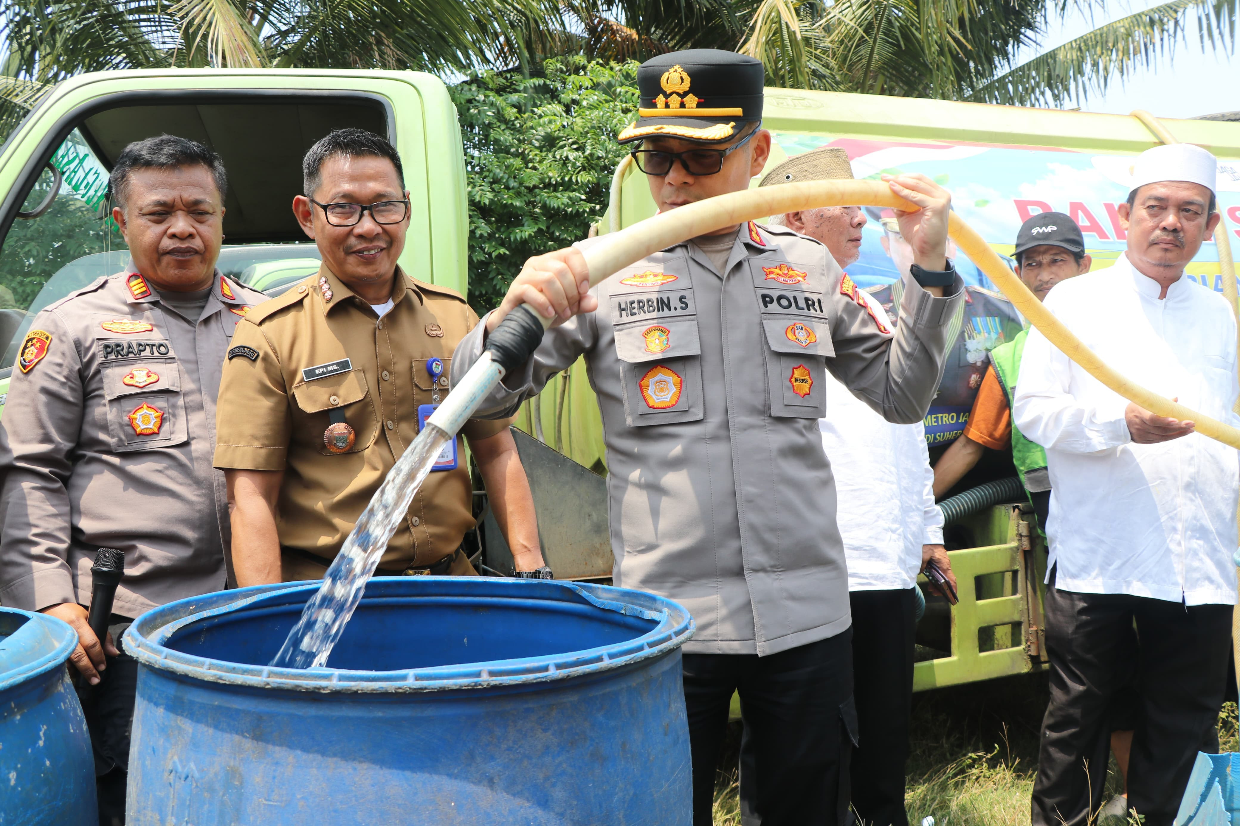 Polres Metro Tangerang Kota Salurkan 32 Ribu Liter Air Bersih untuk 2.039 Warga Pakuhaji