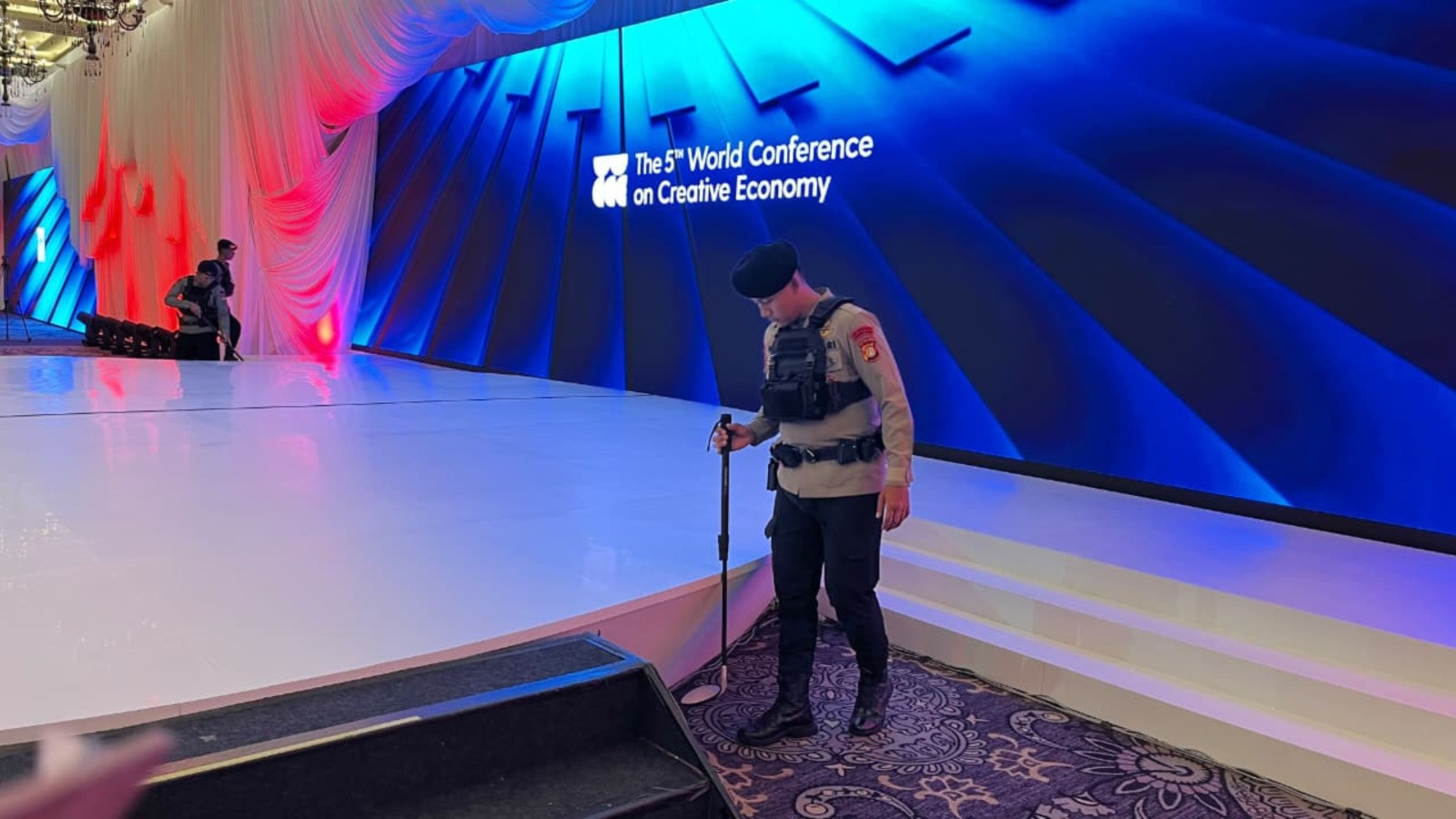 Jelang Konferensi Ekonomi Kreatif, Brimob Sterilisasi Area Hotel Kempinski