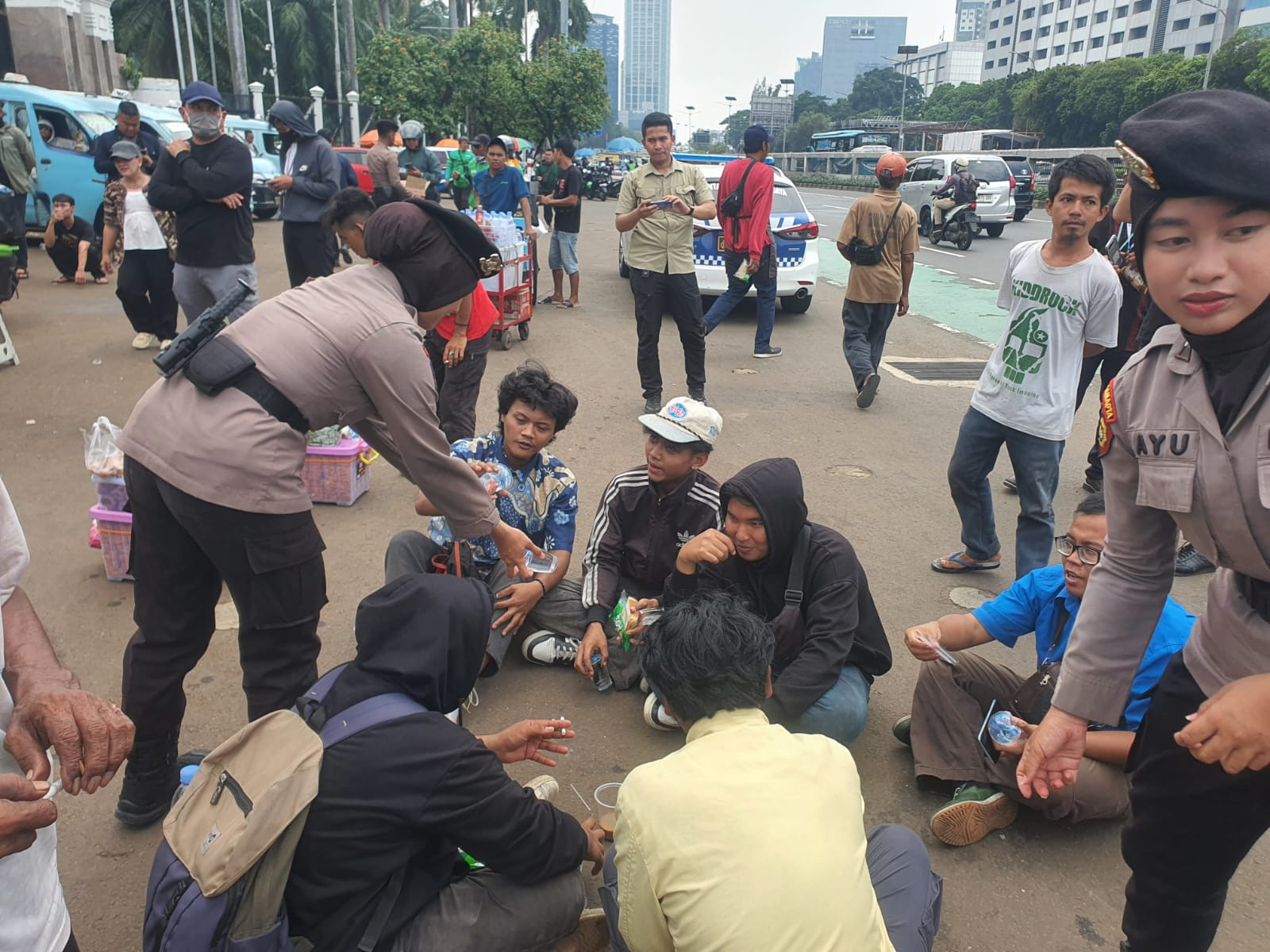 Polisi Bagi-Bagi Roti dan Air ke Massa Demo DPR